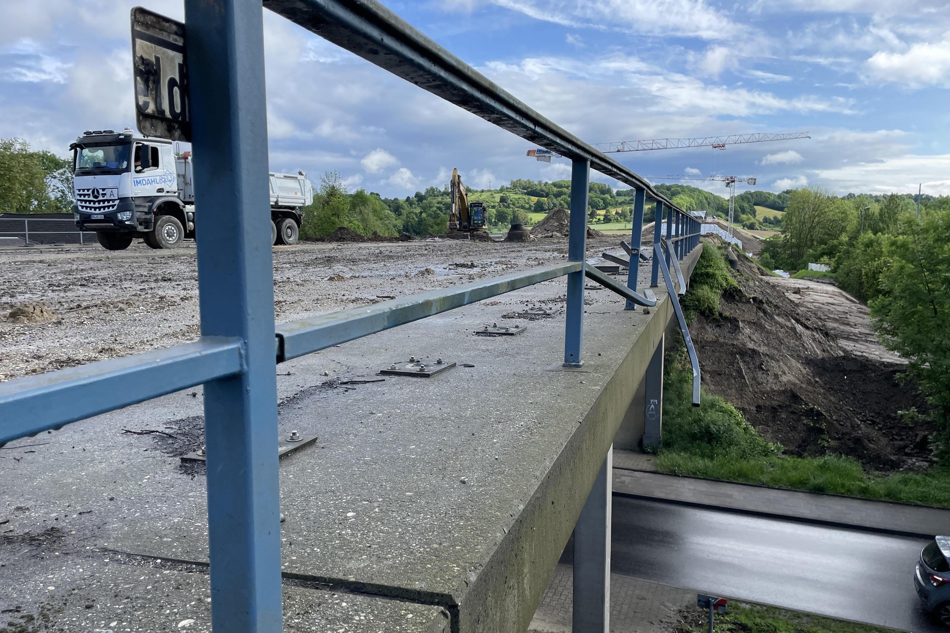 Die Vorbereitungen zum Abriss der zweiten A544-Brücke über die Straße Auf der Hüls in dieser Woche laufen auf Hochtouren. Im Hintergrund die Baustelle zum Neubau der Haarbachtalbrücke.
