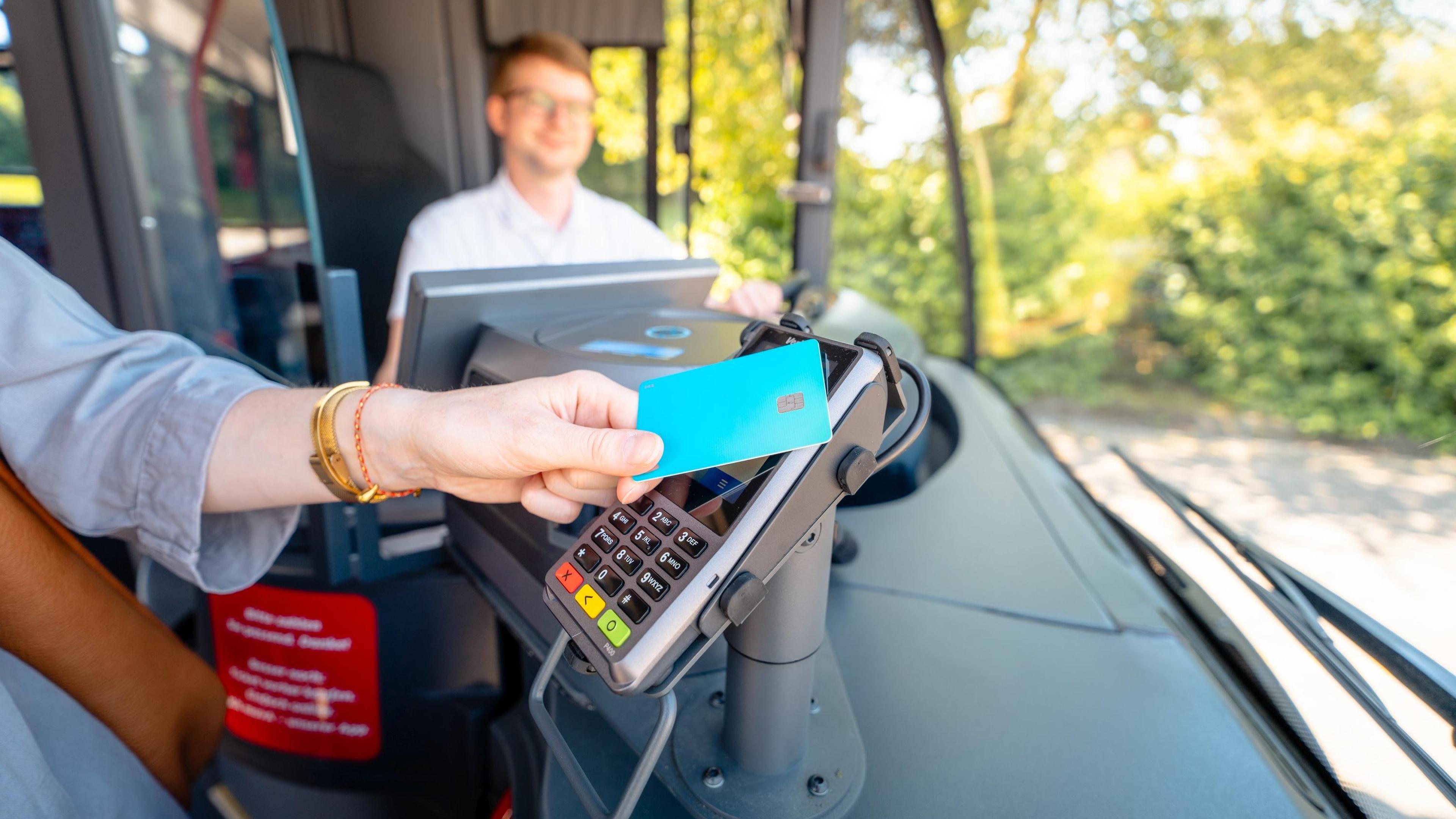 In Aseag-Bussen gilt jetzt: „Mit Karte bitte!“ 