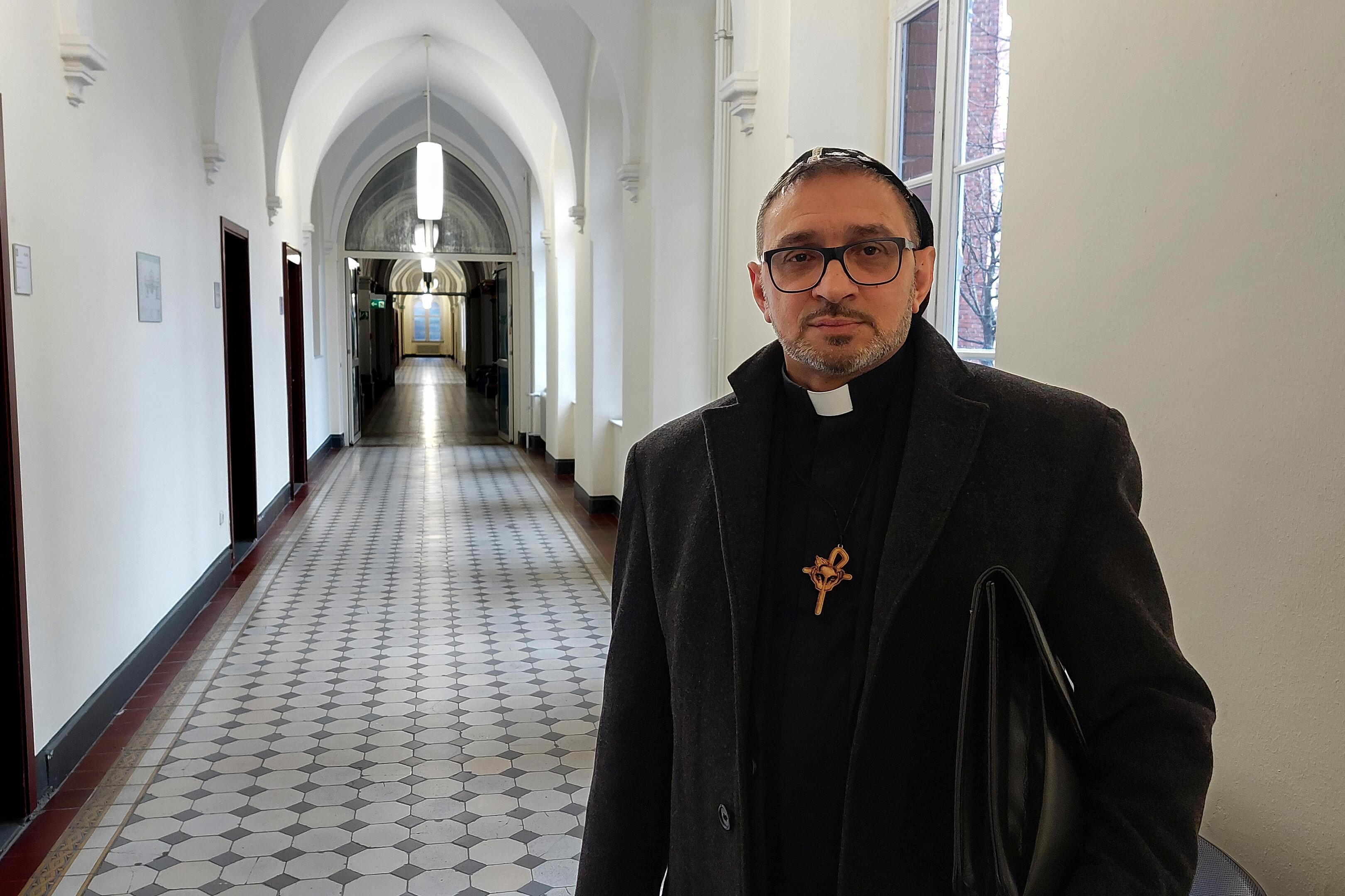 Gioacchino Collica ist als Erzbischof der katholisch-apostolischen Kirche Europa tätig. 