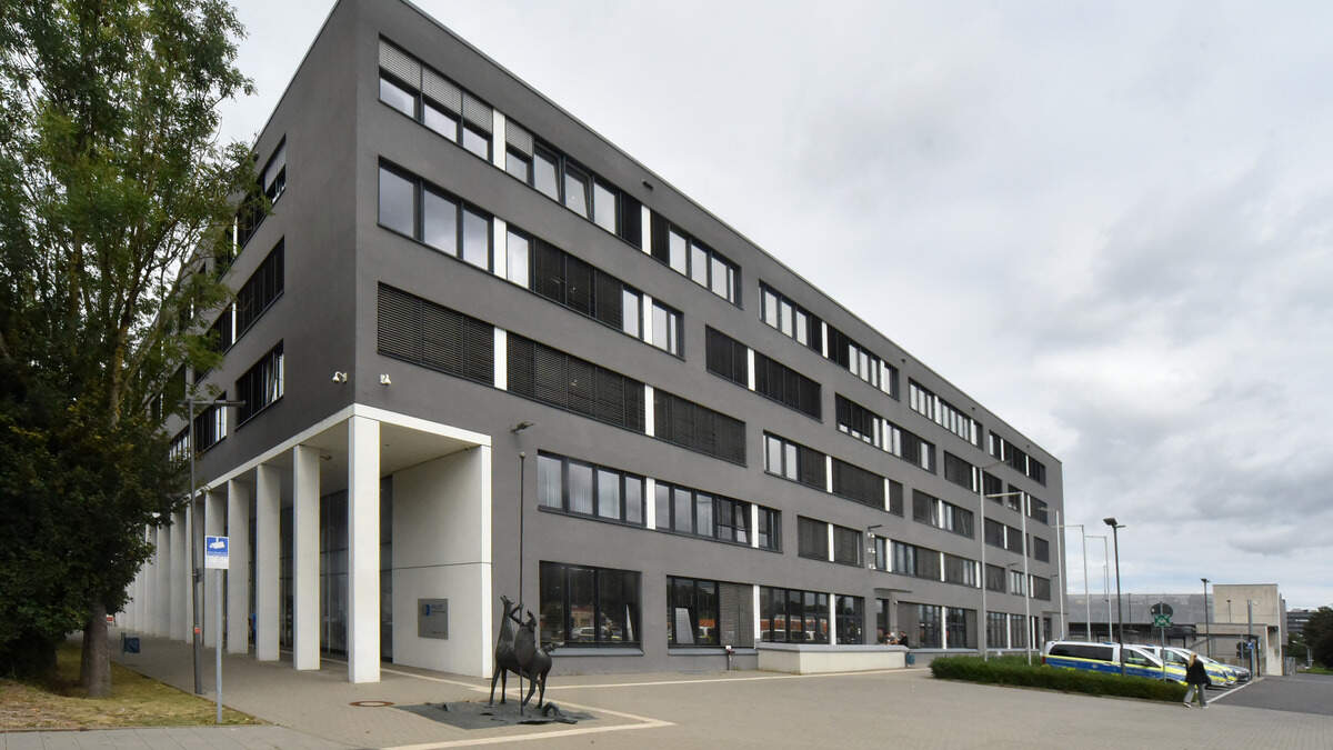 33-year-old crashes into wall at Aachen police headquarters