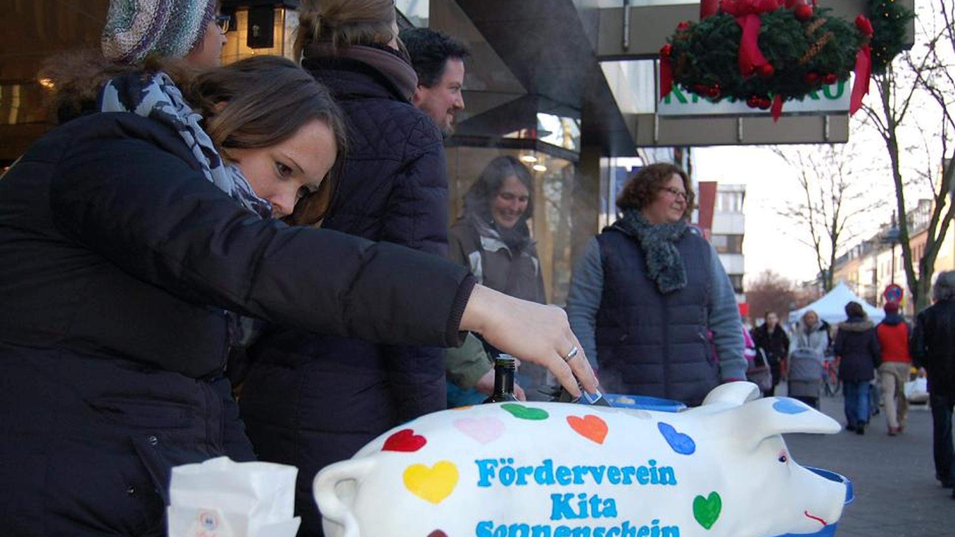 Waffeln essen für die Kita: Vom Erlös wird neues Spielzeug gekauft ...
