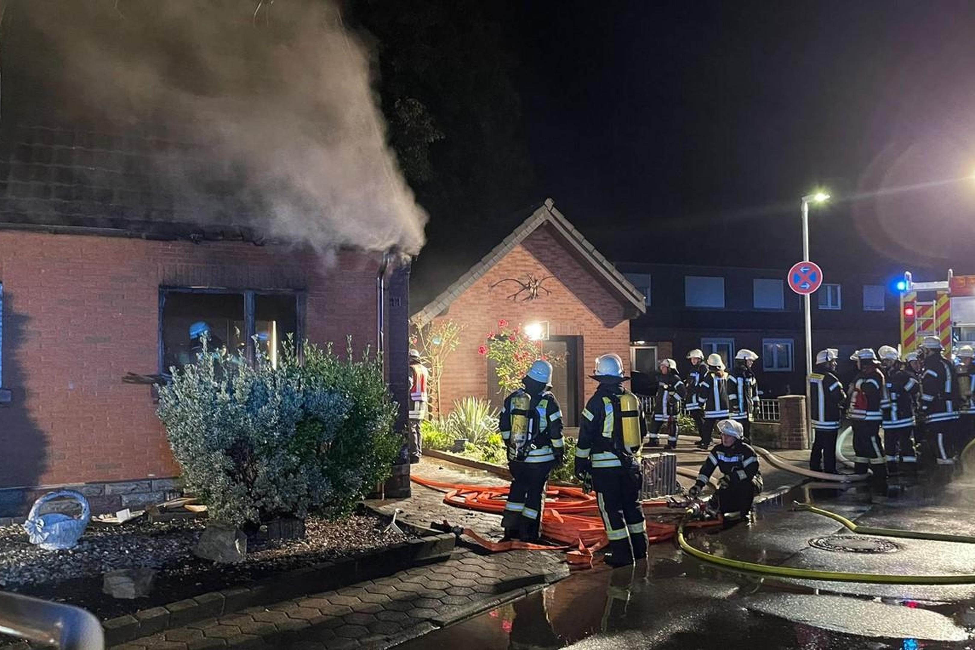 Die Feuerwehr konnte am 16. September 2022 ein Übergreifen des Feuers auf andere Gebäude verhindern. Ohne Jan Piosik wäre die Geschichte für die Senioren im brennenden Haus aber vermutlich anders ausgegangen. 
