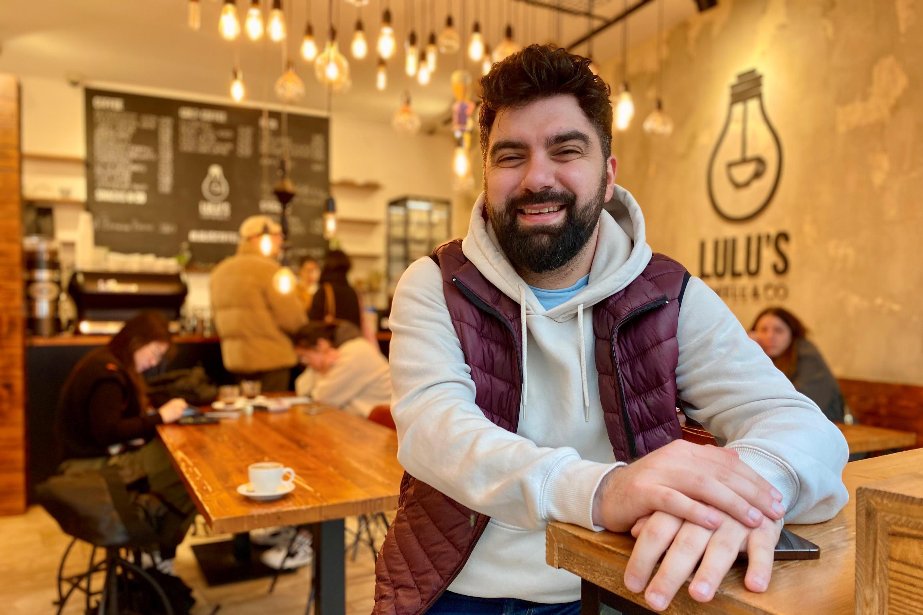 Kreativ in der Gastro-Szene: Omar Al-Halabi (32) aus Aachen in seinem Café.
