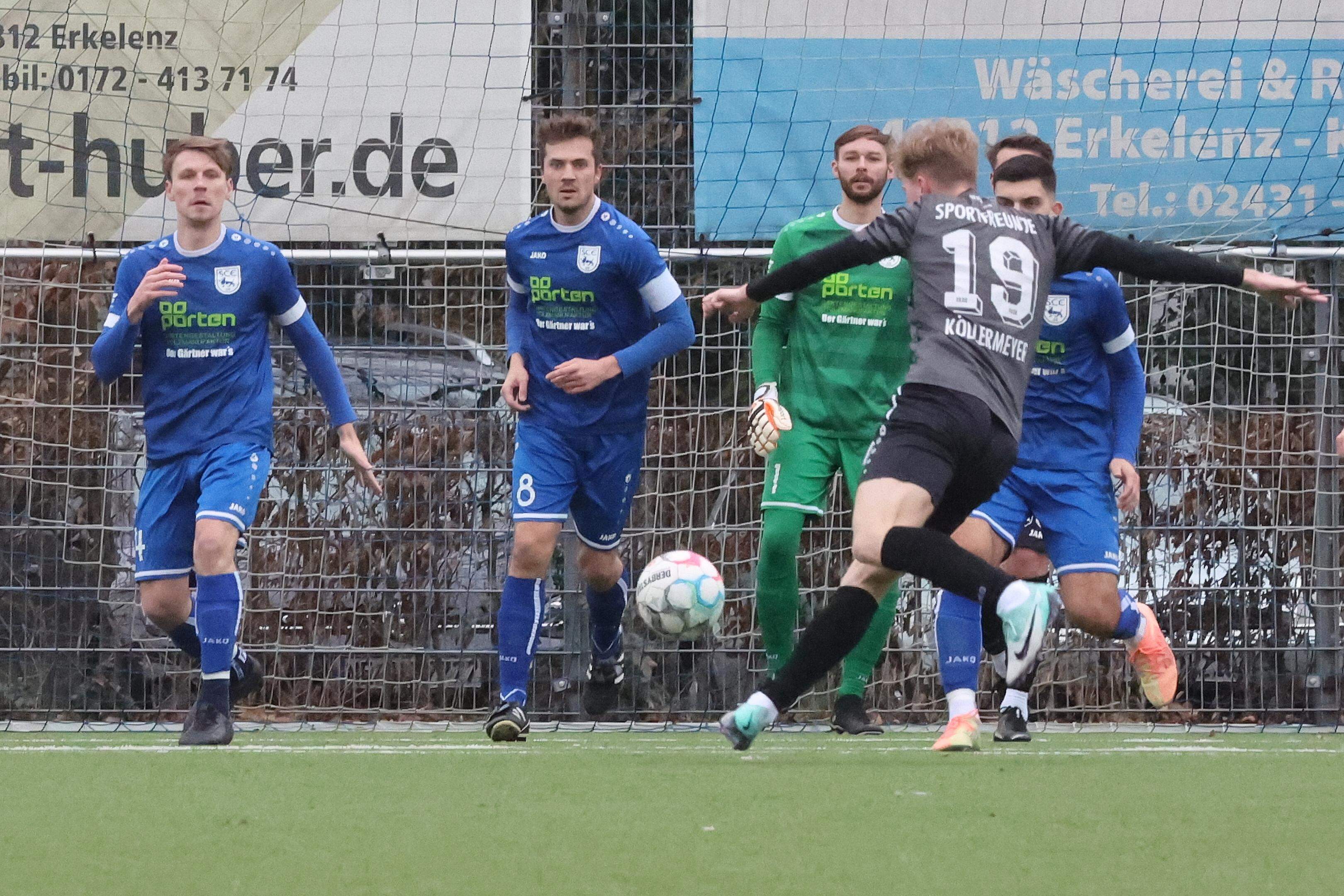 Für den SC Erkelenz (in Blau) geht es gegen Mariadorf um den Aufstieg. Uevekoven (in Schwarz) trifft in Haaren auf einen punktgleichen Gegner.