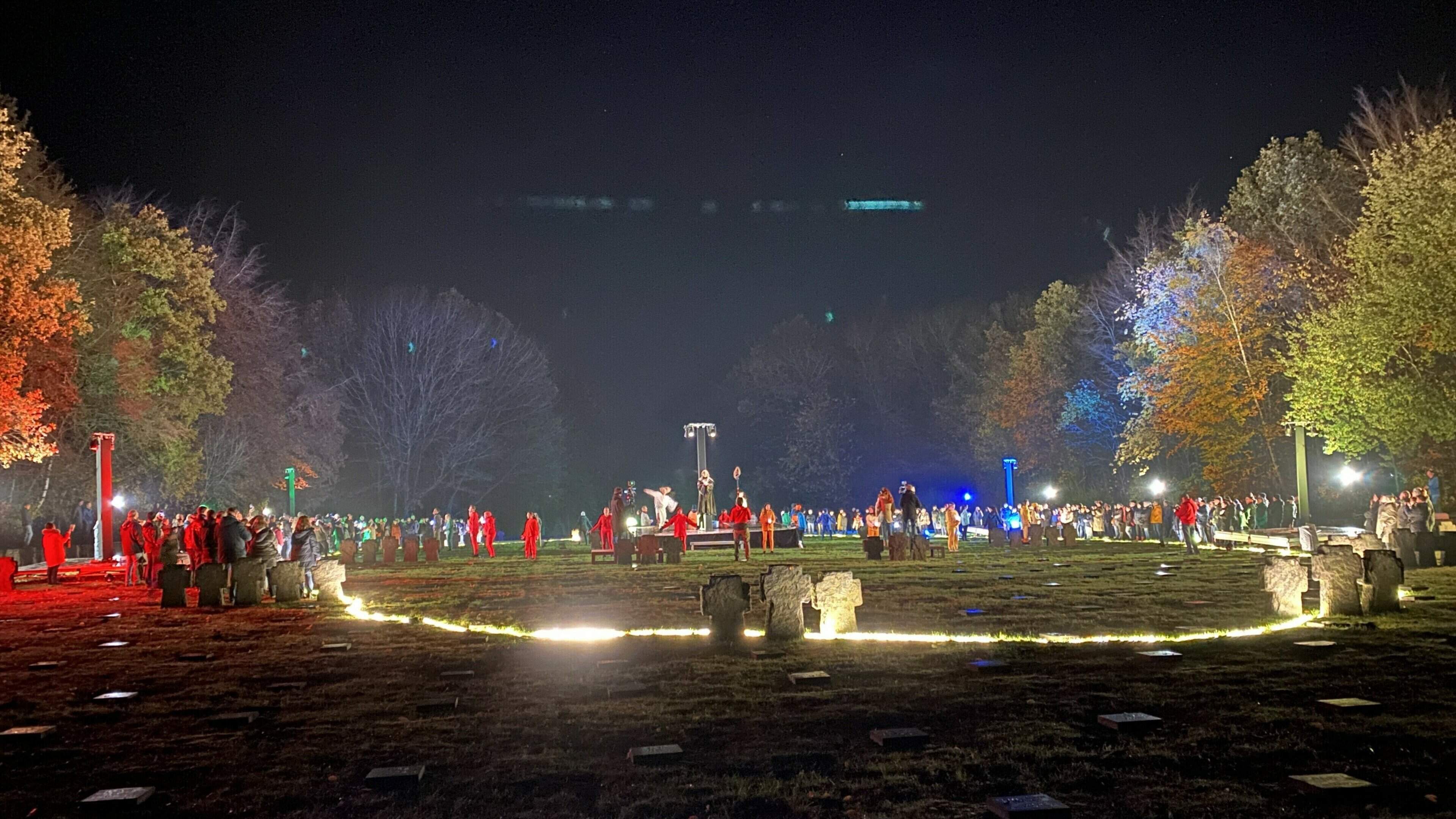 Die Kriegsgräberstätte in Hürtgen wird von Schülerinnen und Schülern oft als trostloser Ort bezeichnet, „Facing Peace“ soll den Zugang zur Geschichte öffnen.