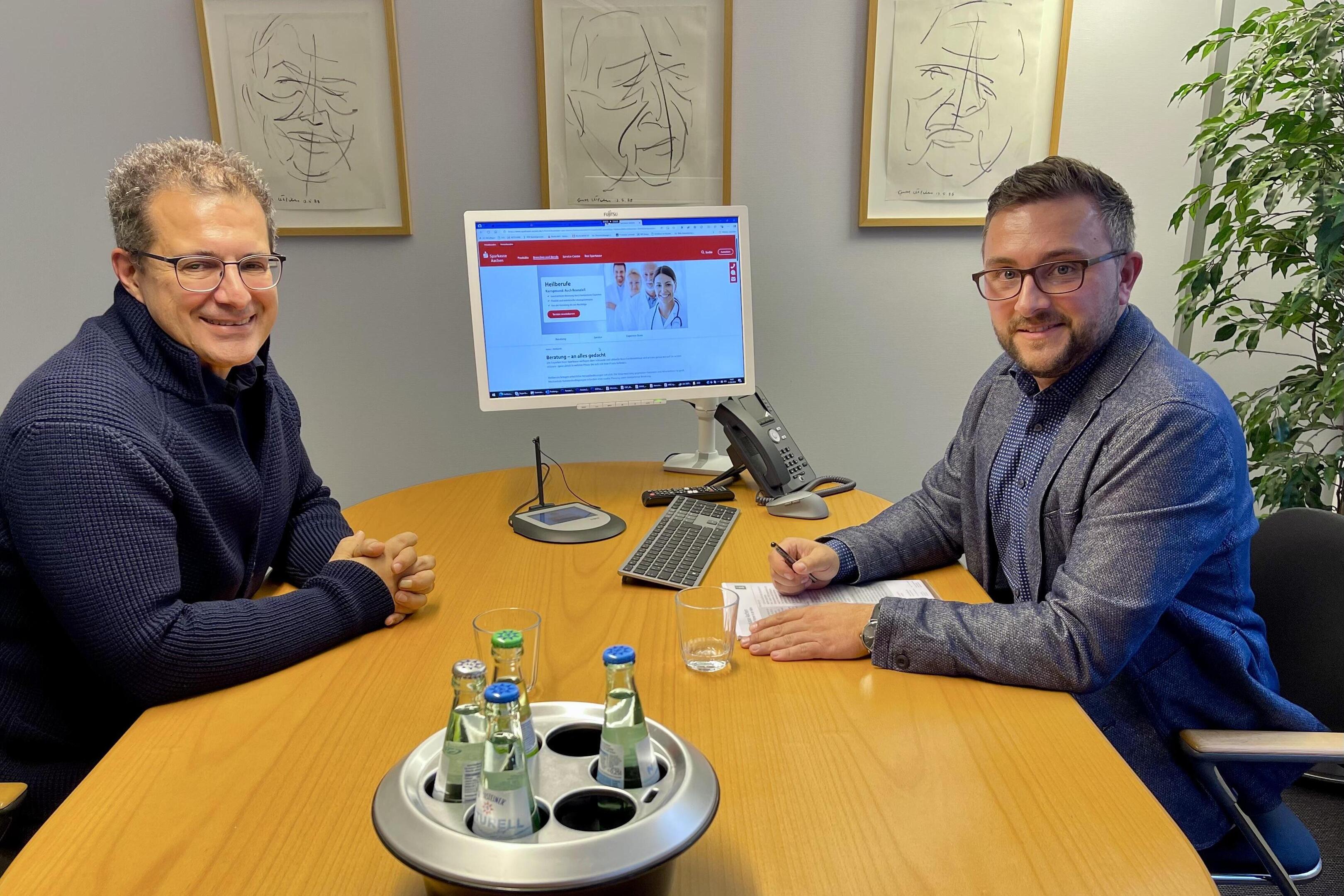 Patrick Witanski (re.) vom Heilberufe-Team der Sparkasse Aachen im Gespräch mit Mahmoud Hans-Willi Delonge, Facharzt für Allgemeinmedizin mit eigener Praxis an der Trierer Straße in Aachen.