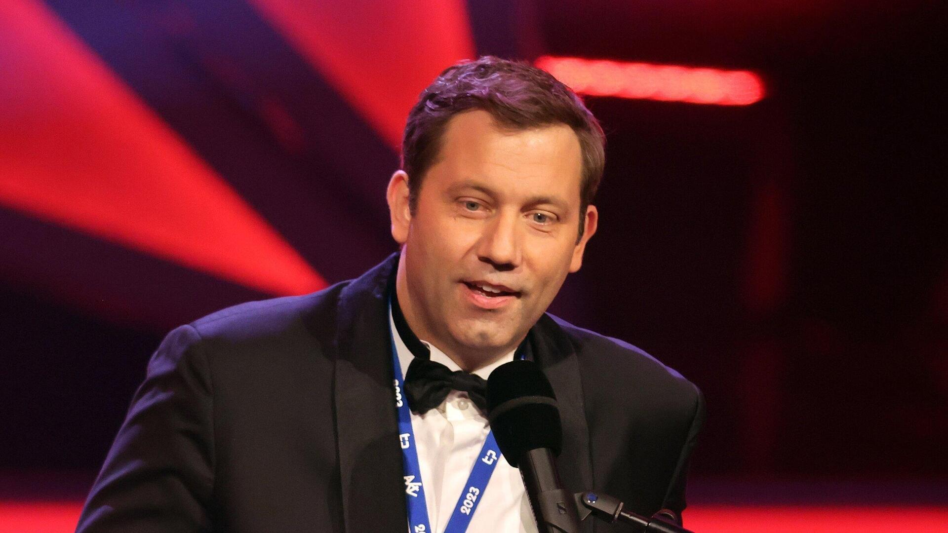 Lars Klingbeil will in Aachen im Narrenkäfig mit Selbstironie austeilen |  Aachener Zeitung