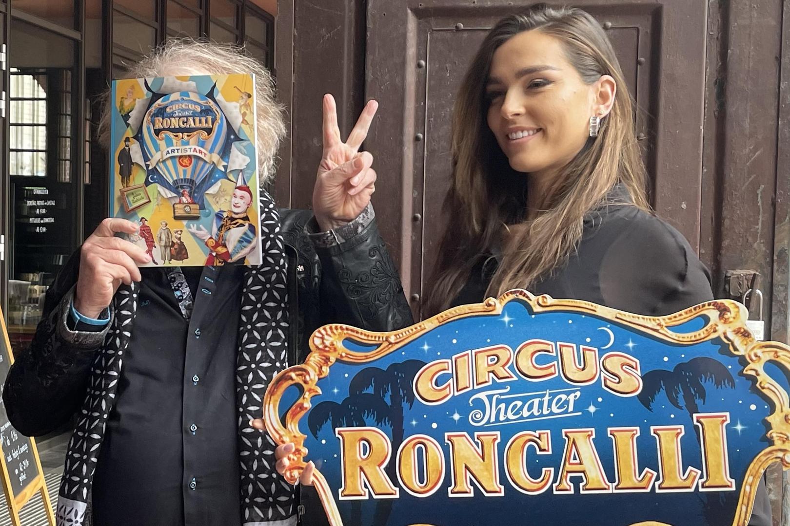 Immer für einen Scherz zu haben: Bernhard Paul mit seiner jüngsten Tochter Lili Paul-Roncalli bei der Vorstellung des neuen Programms "ArtistArt" in Aachen.