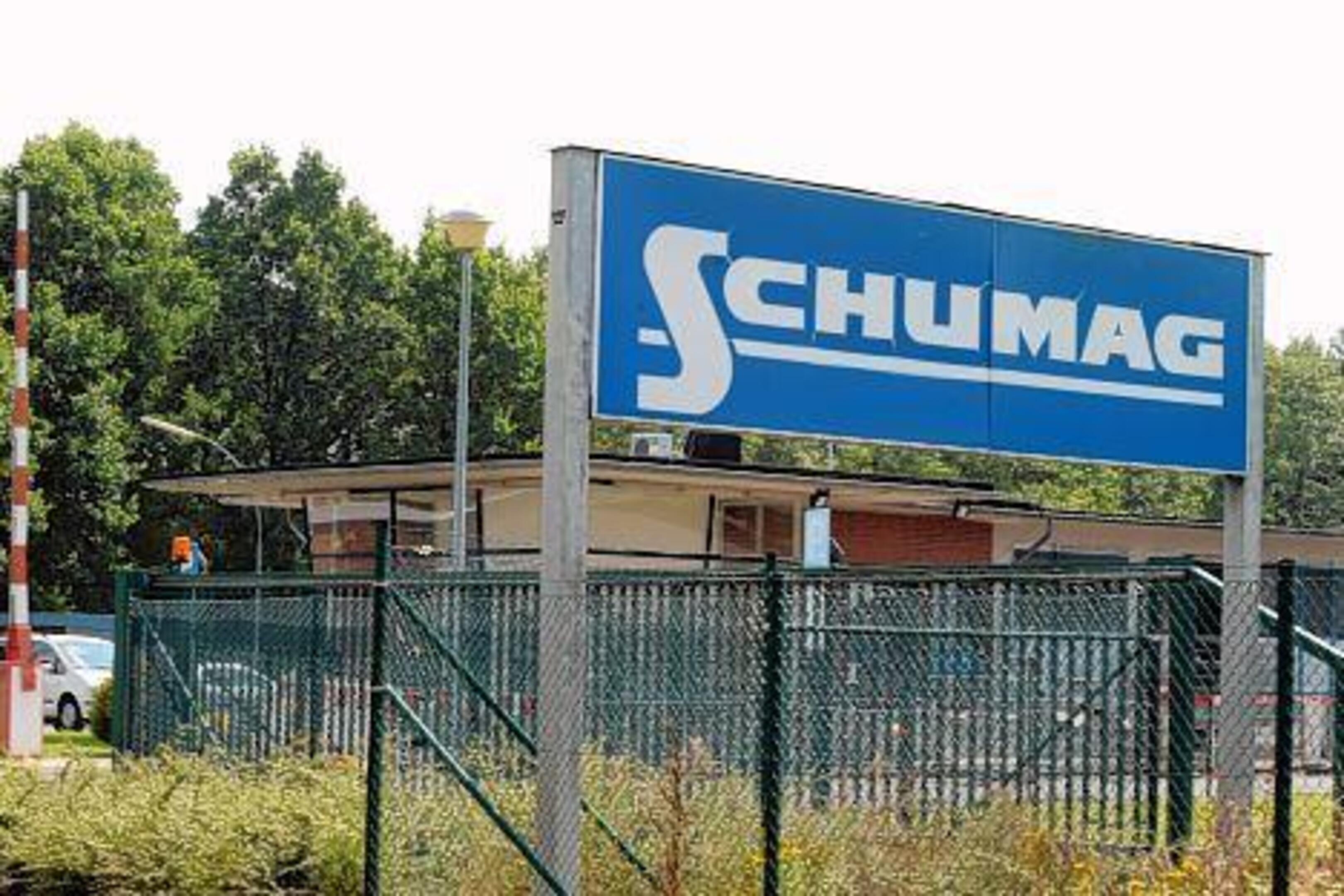 Die in finanzielle Schieflage geratene Schumag AG lässt befristete Stellen auslaufen und kündigt einigen Mitarbeitern. 
