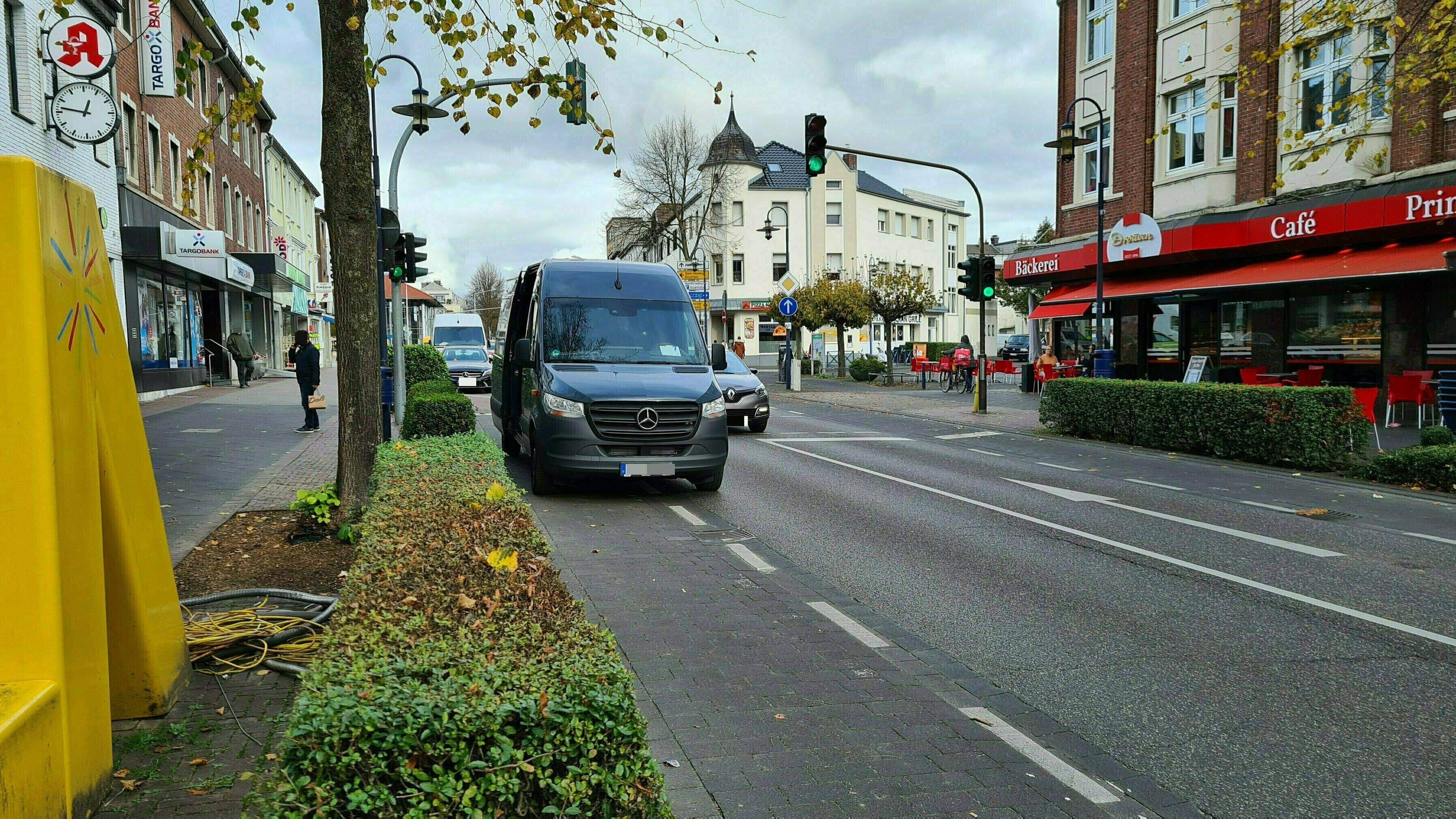 Halten, parken, liefern: die Bahnhofstraße in Alsdorf.