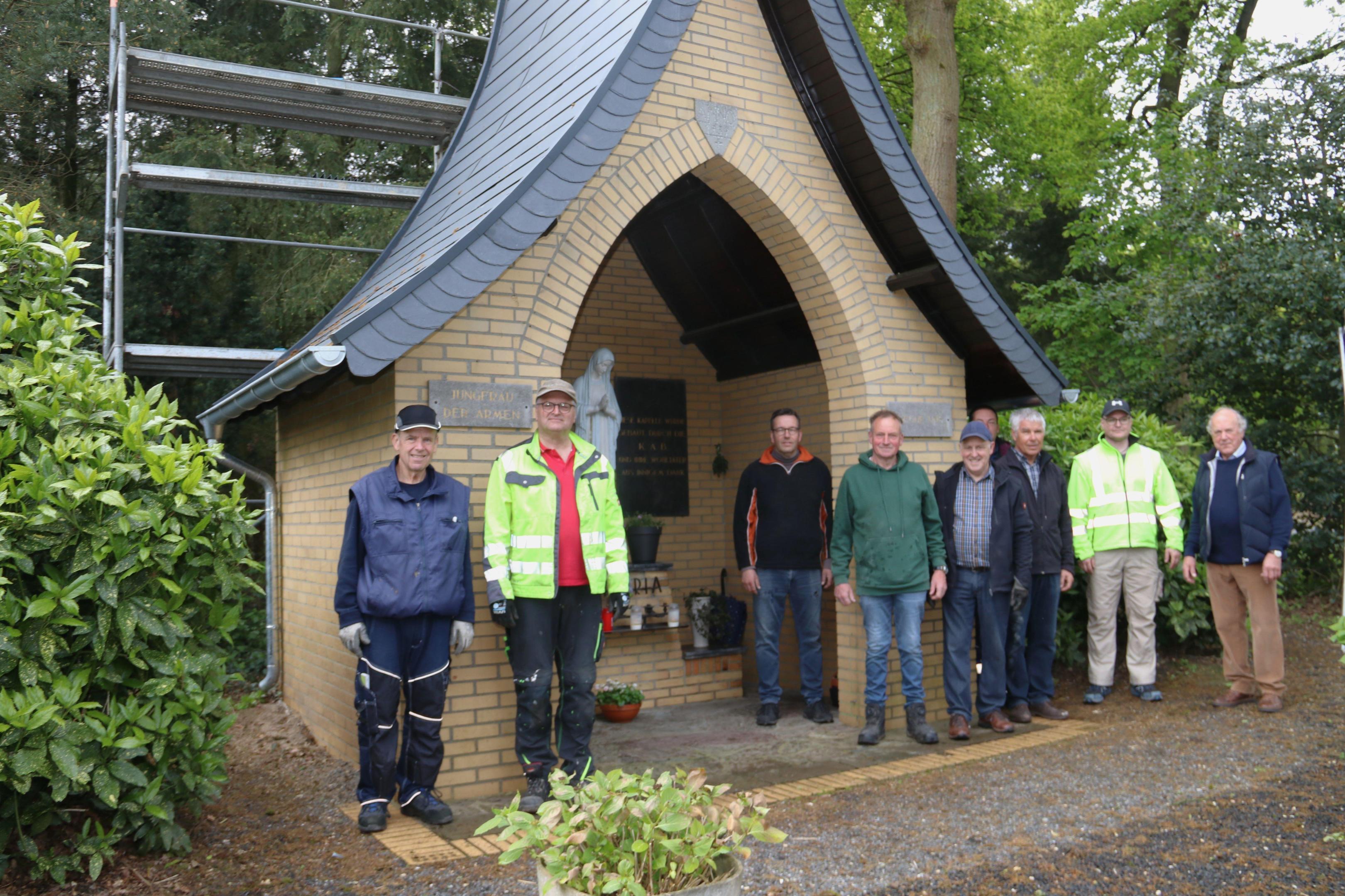 Neues Dach, strahlende Helfer: Mit viel Engagement konnte die Kapelle "Jungfrau der Armen" in Tüddern saniert werden.