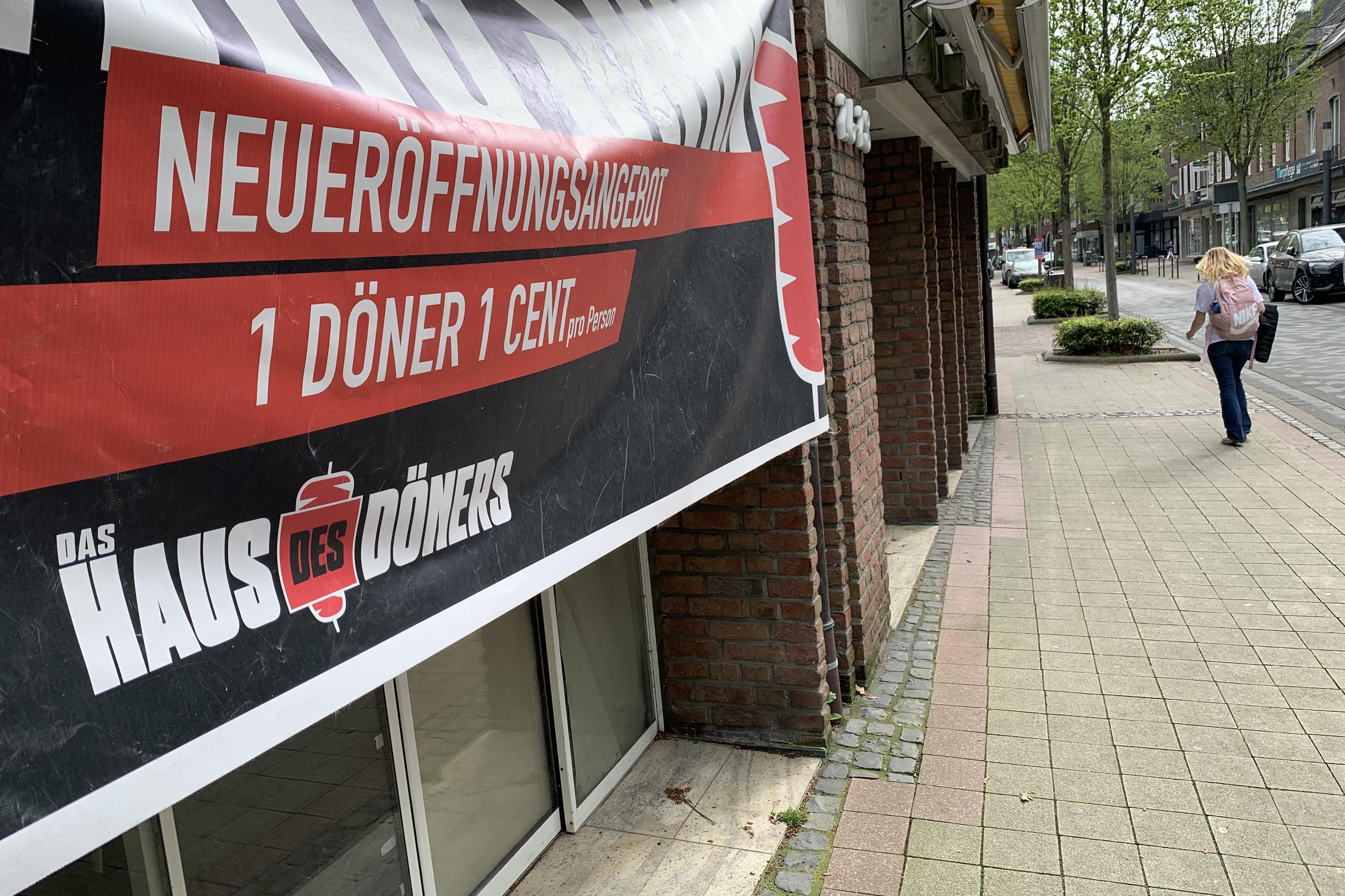 Bald auch in Heinsberg: Das "Haus des Döners" kündigt per Banner seine Eröffnung in der Kreisstadt an.