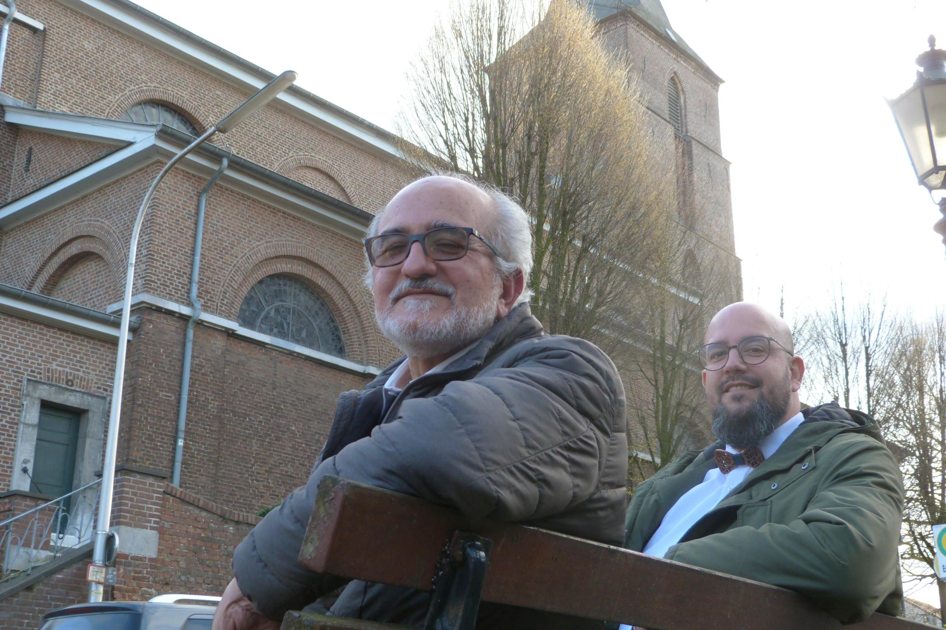 Pater Roberto (links) und Fabio de Martos vor der Pfarrkirche in Dremmen: Sie freuen sich auf die Ostertage und das portugiesische Fest in Heinsberg.