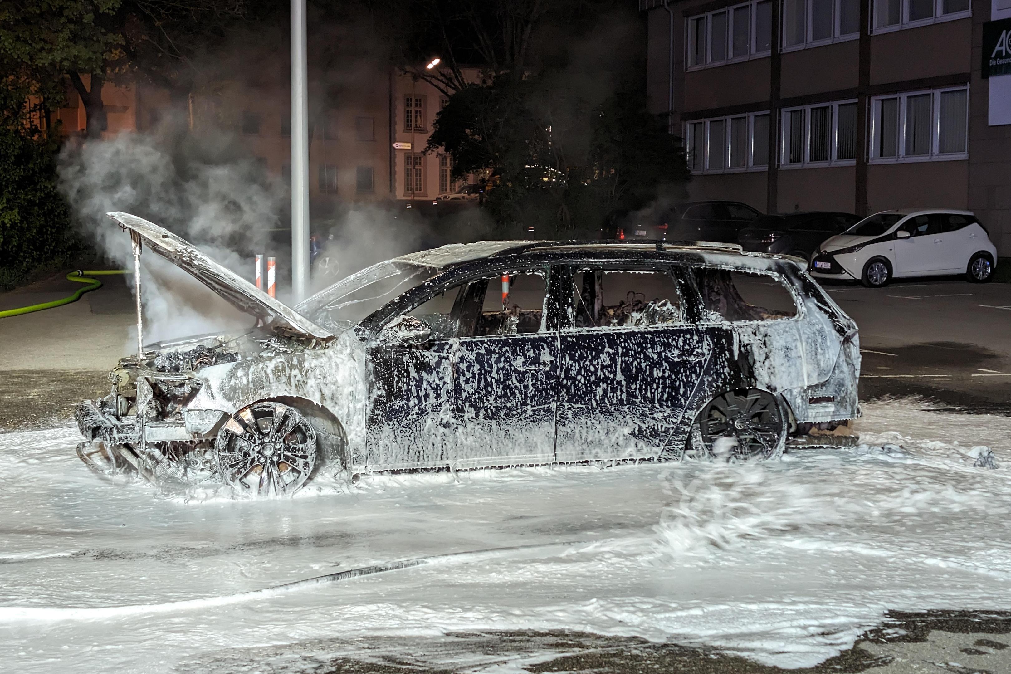 Ausgebrannt: Die Feuerwehr mussten den Kombi auf dem AOK-Parkplatz in Heinsberg am 11. April löschen.