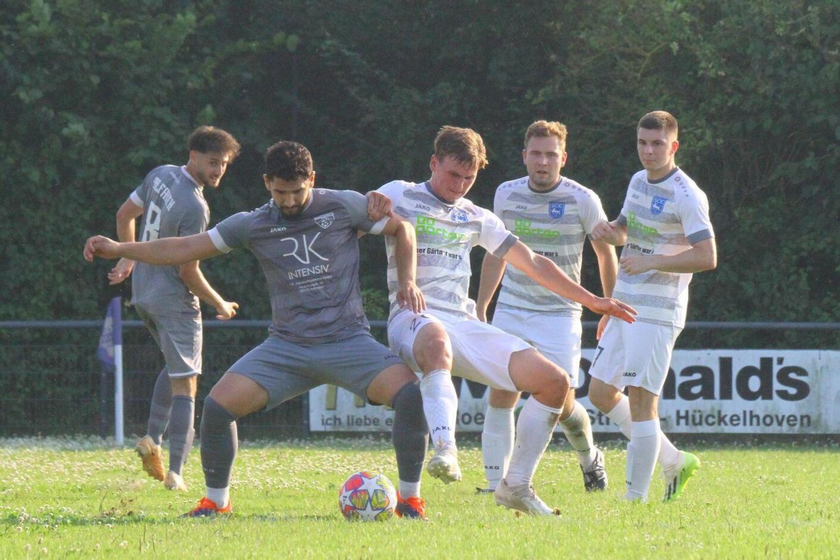 Trafen im Kreispokal I aufeinander, treffen im Kreispokal II aufeinander: Germania Hilfarth und der SC 09 Erkelenz (in Weiß).