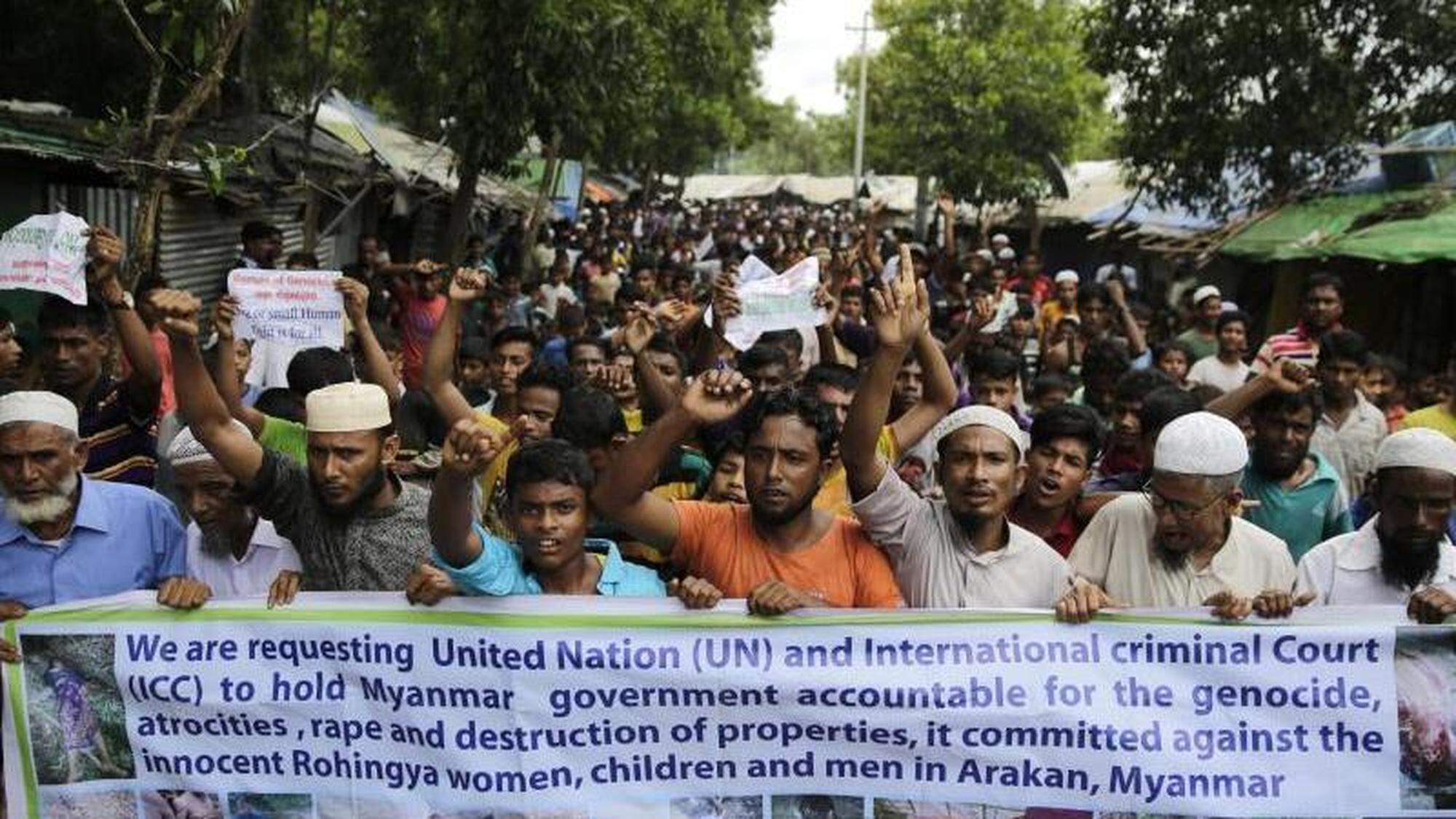 Rohingya-Flüchtlinge bei einer Protestkundgebung in Bangladesch zum Gedenken an den ersten Jahrestag der Vertreibung durch die myanmarische Armee.