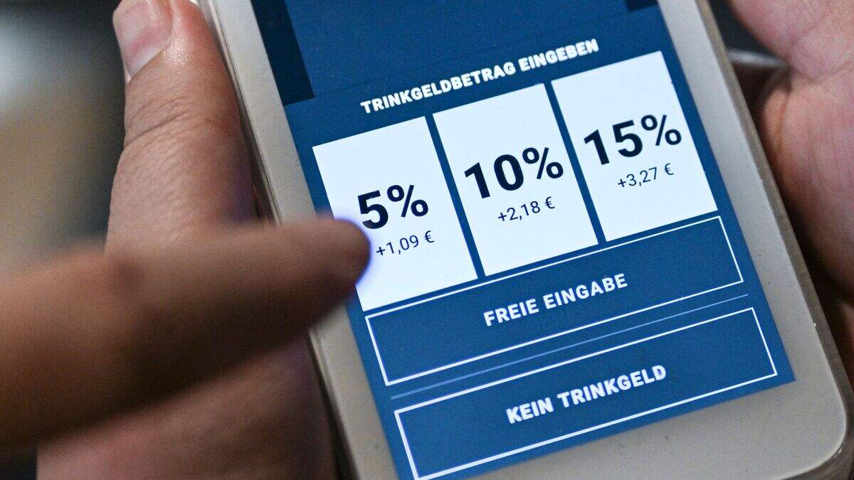 Tipping when paying by card: Why many are critical of fixed amounts