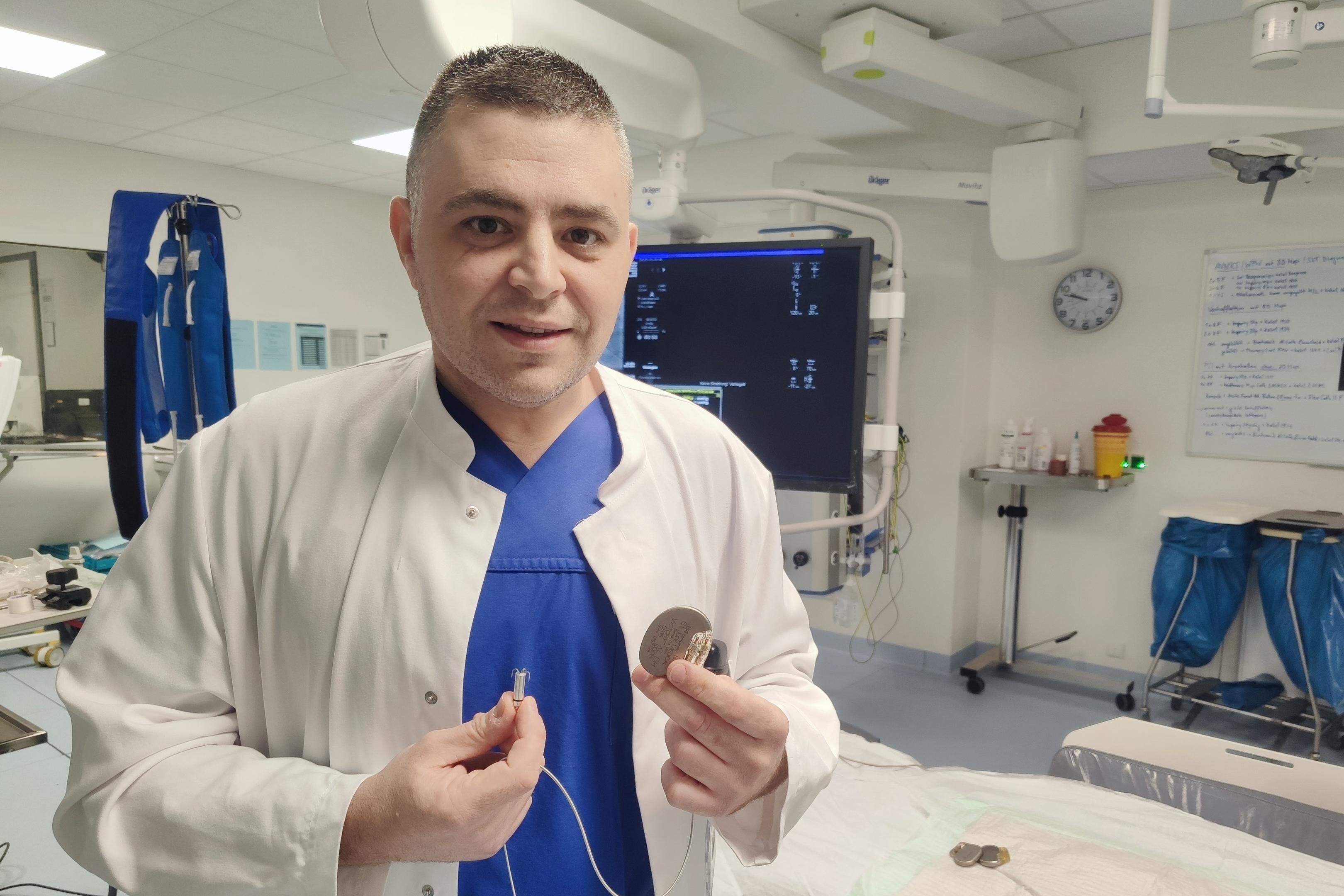 93 Prozent kleiner: Dr. Dejan Nachoski mit dem Mini-Herzschrittmacher im Vergleich zum herkömmlichen Modell.