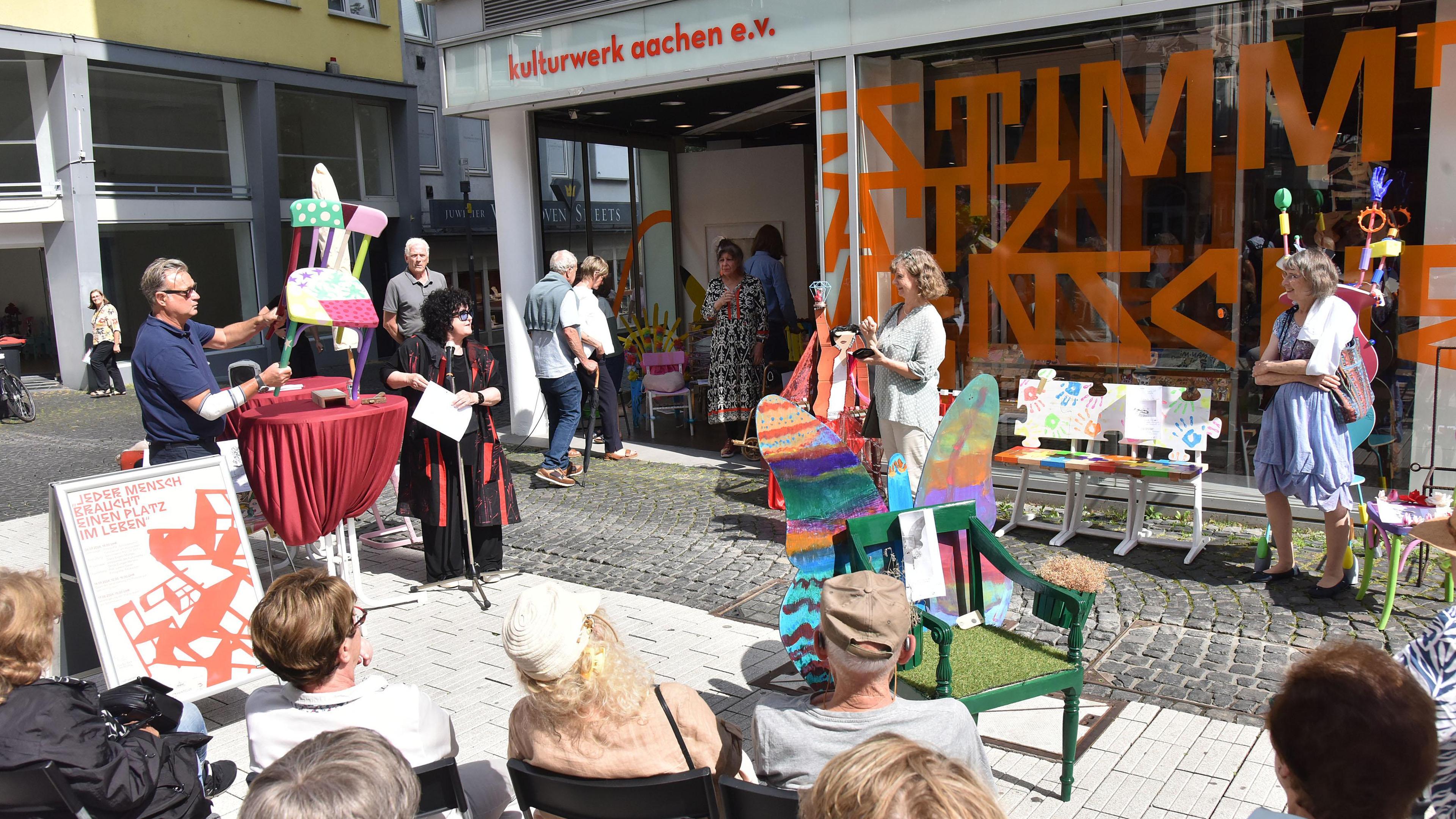 Quietschbunte St&uuml;hle finden begeisterte neue Besitzer