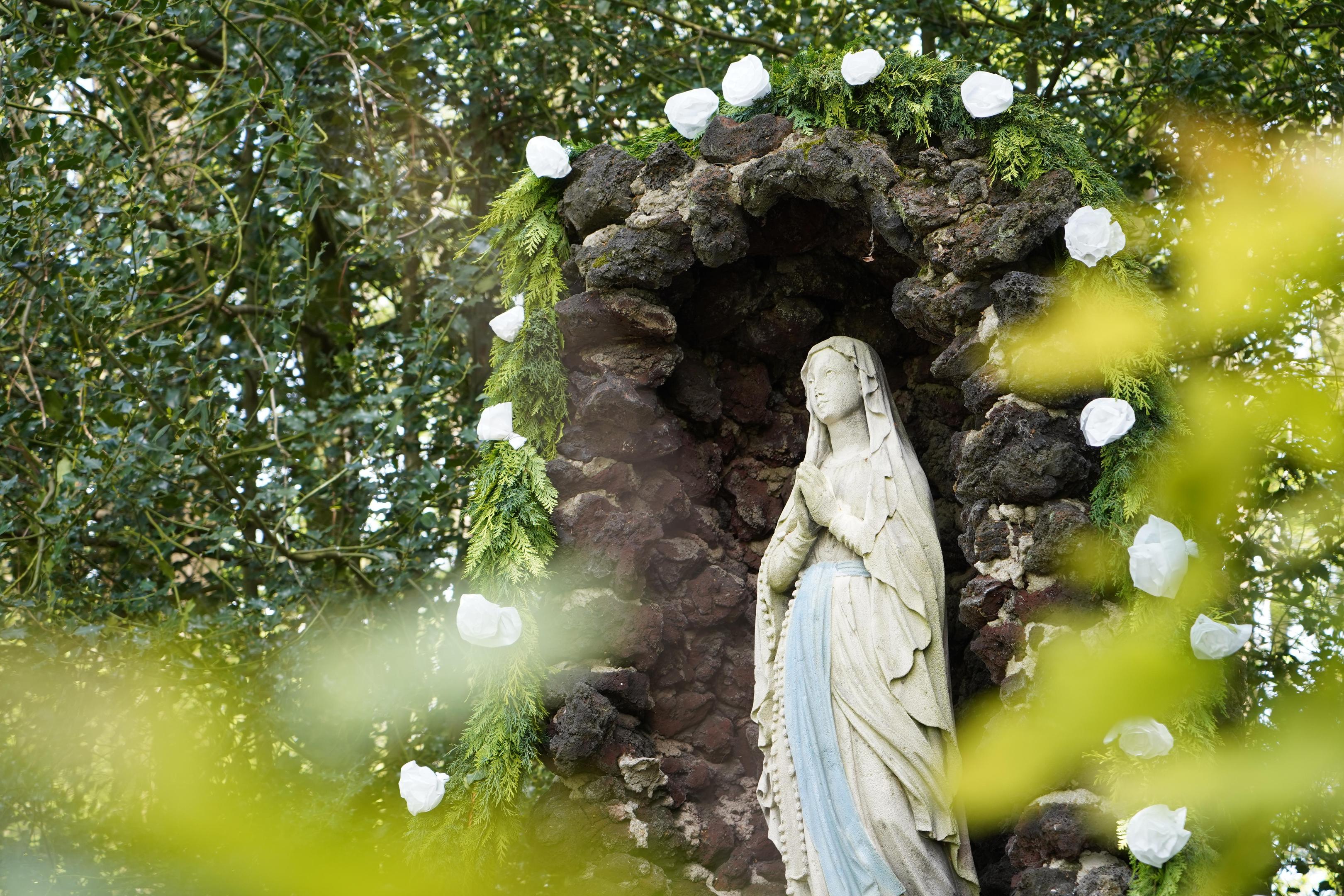 Die Maria von Myhl: In ihrer gemauerten Grotte blickt die steinerne Figur im Wäldchen auf dem Justusberg gen Himmel.