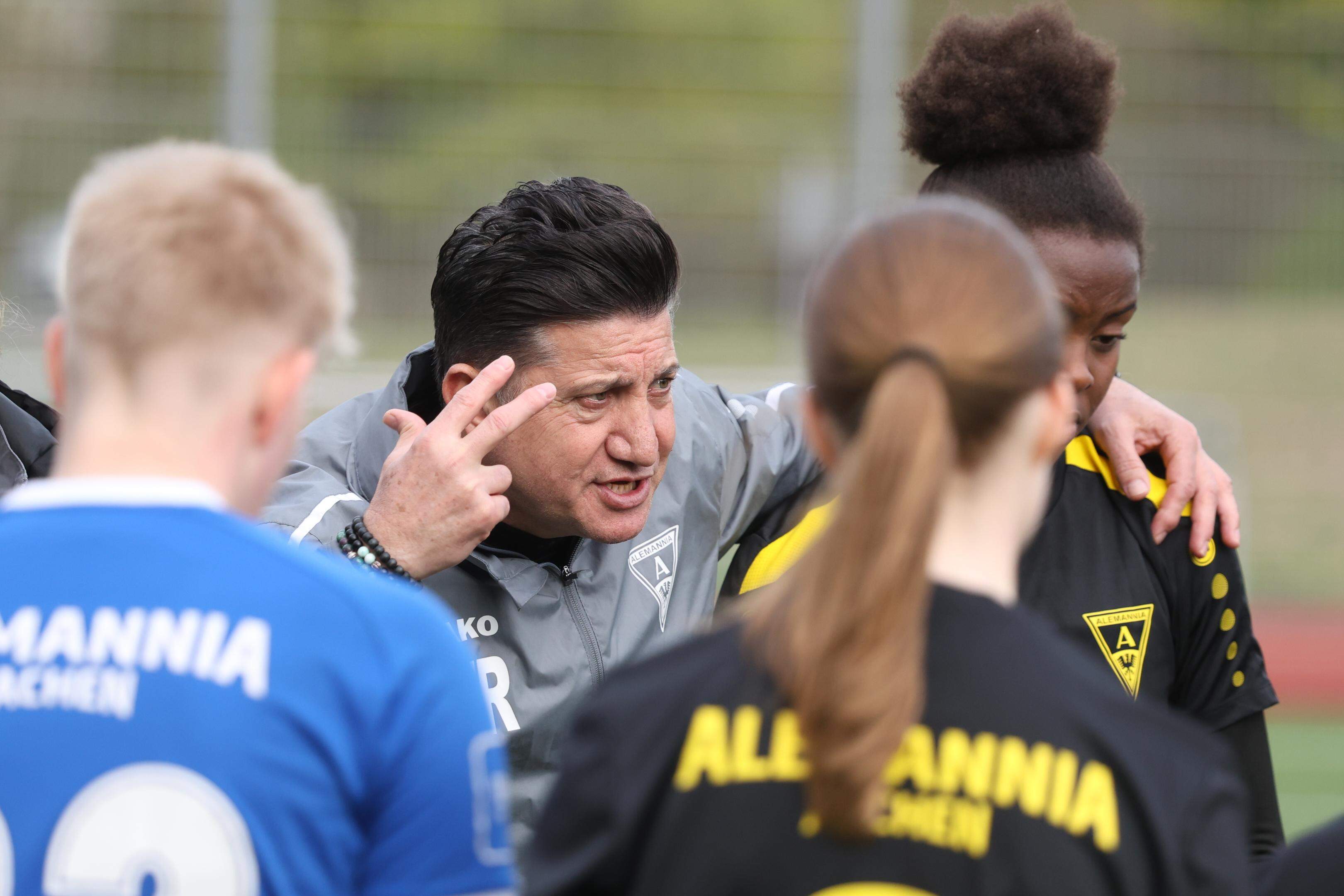 Hat die ausstehenden drei Begegnungen, darunter das Finale im Mittelrhein-Pokal, fest im Blick: Aachens Trainer Gökhan Demirci.