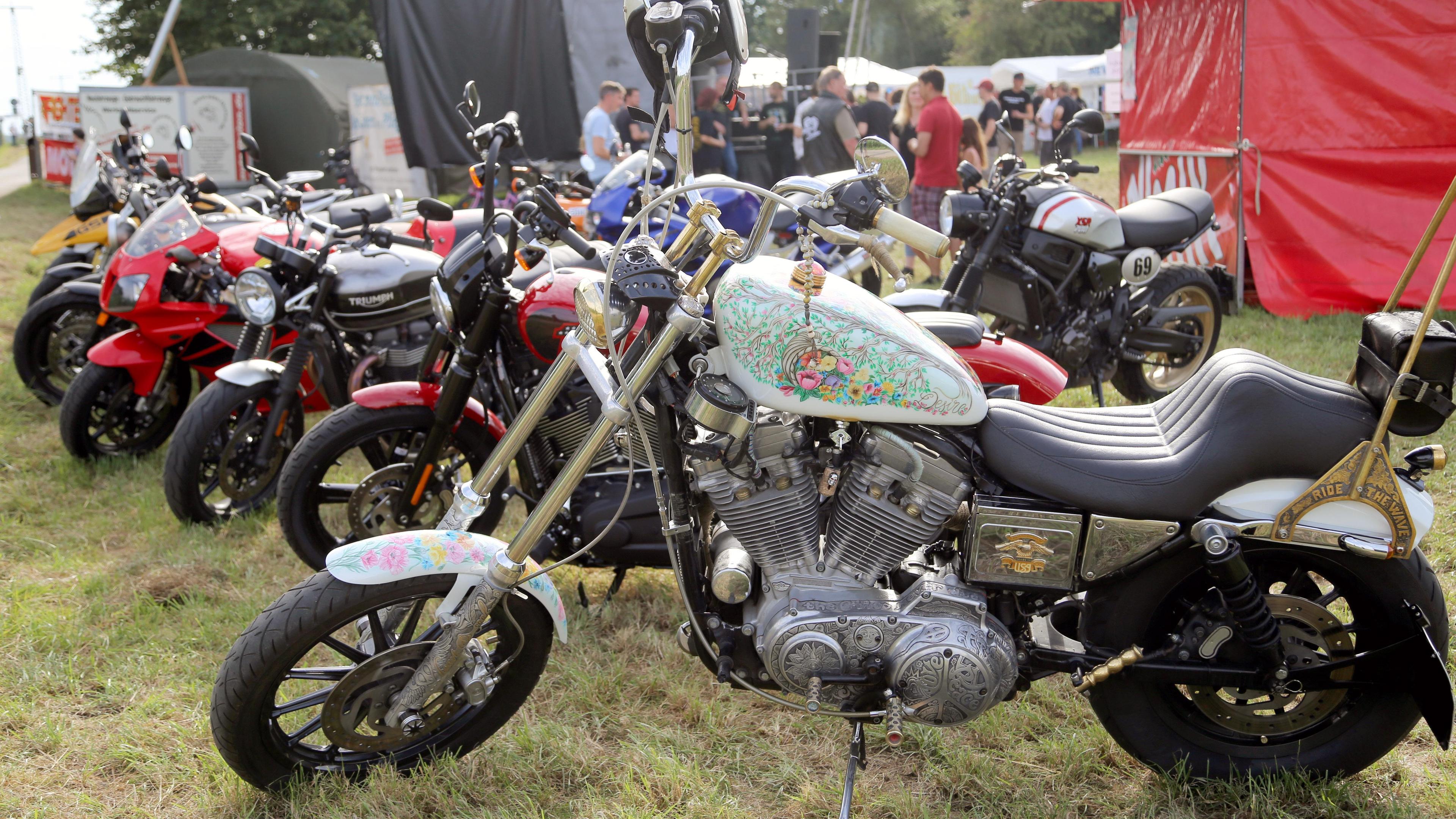 Hunderte Biker, Triker und Quadfahrer treffen sich auf Wiese in Karken