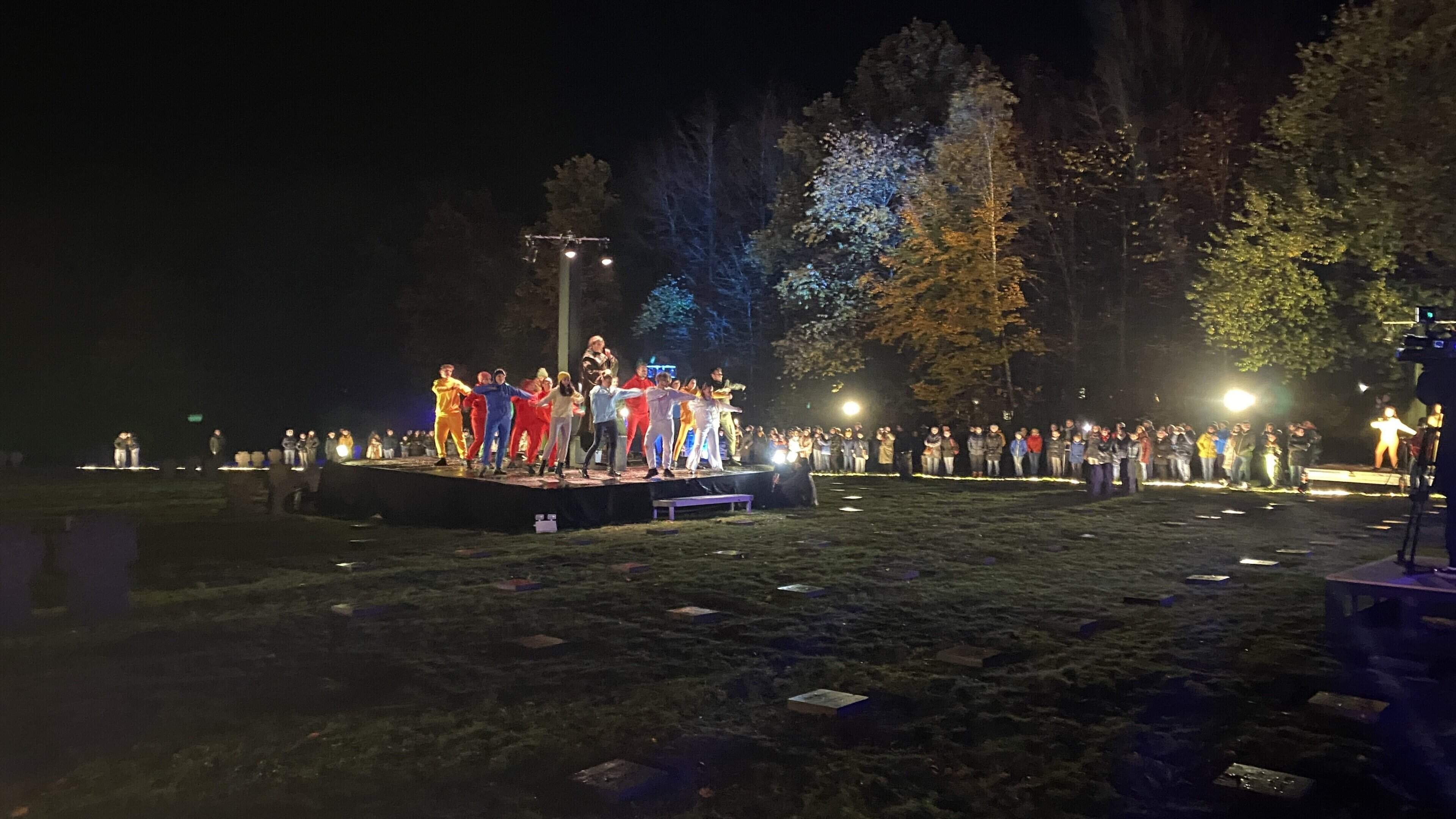 Ein Tanztheater über den Soldatengräbern führt den Volkstrauertag in die Zukunft.