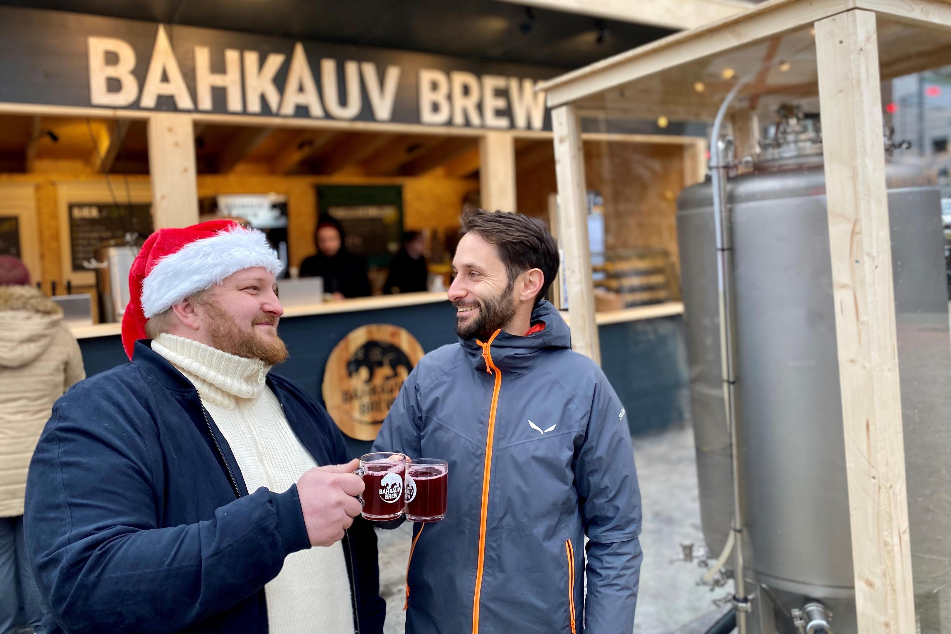 Dreh- und Angelpunkt beim Weihnachtsdorf: Das Glühbier von Bahkauv Brew mit den Initiatoren Phillip Taud und Jan Grün (links) feierte 2023 Premiere.