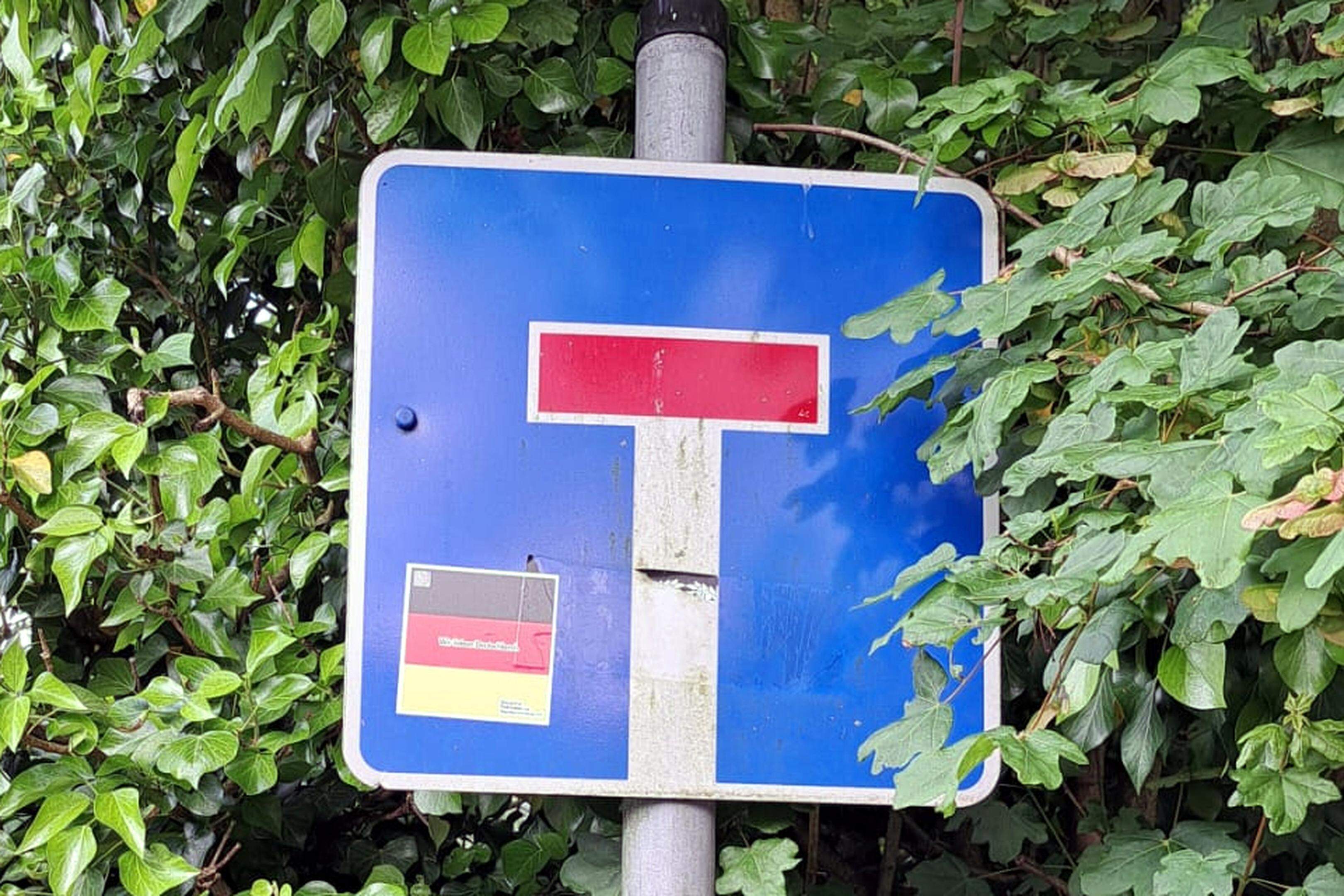 Zahlreiche Schilder in der Stolberger Innenstadt sind mit Aufklebern versehen worden. 