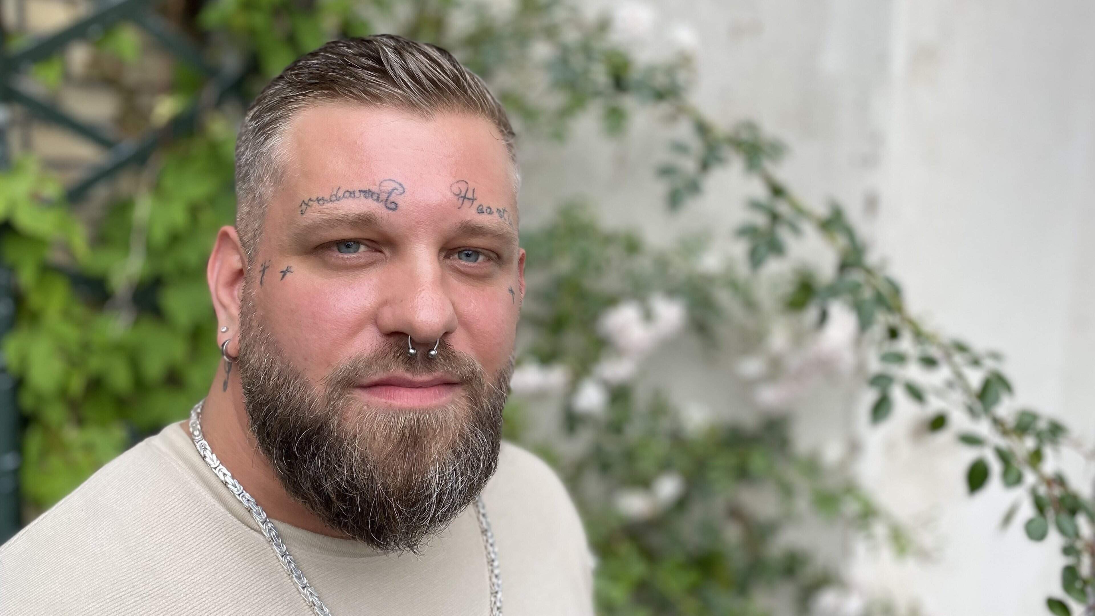 Snger Mit Tattoo Im Gesicht