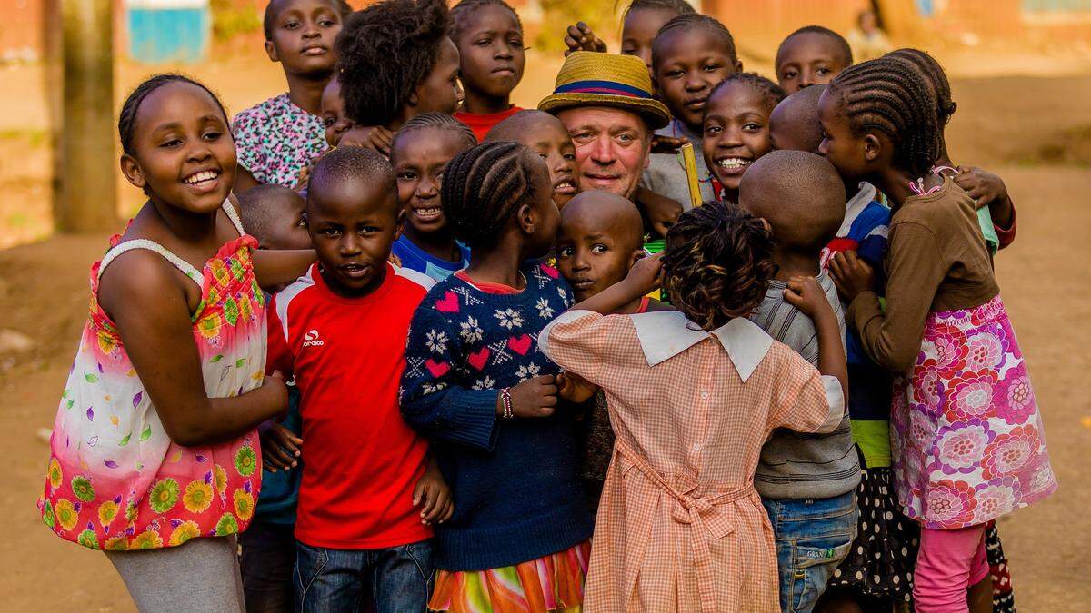 Alexander Artz gibt Kindern in Nairobi mit der Kibera Hope Academy eine ...