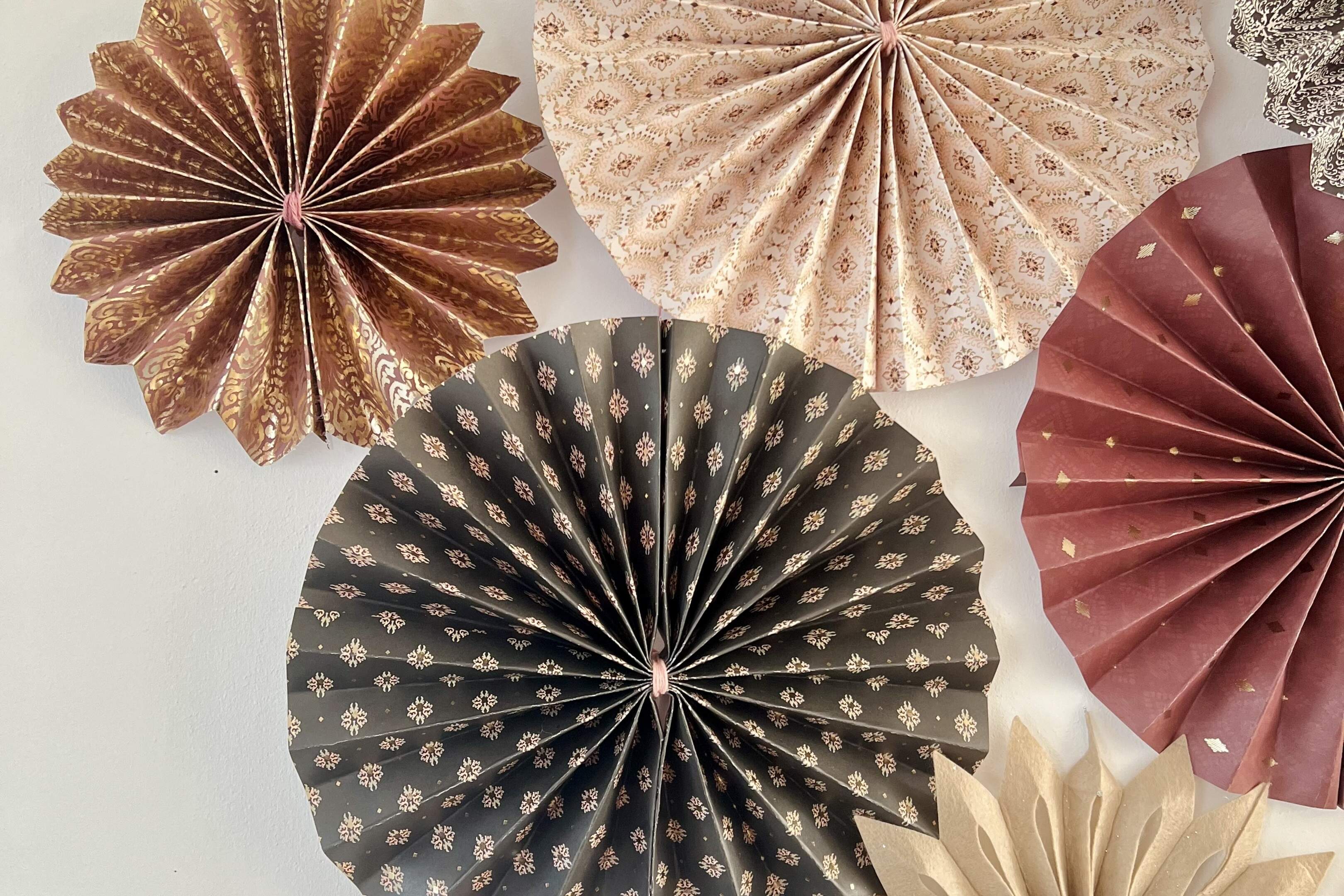 Die Fächer lassen sich einfach in Farbe, Form und Größe variieren