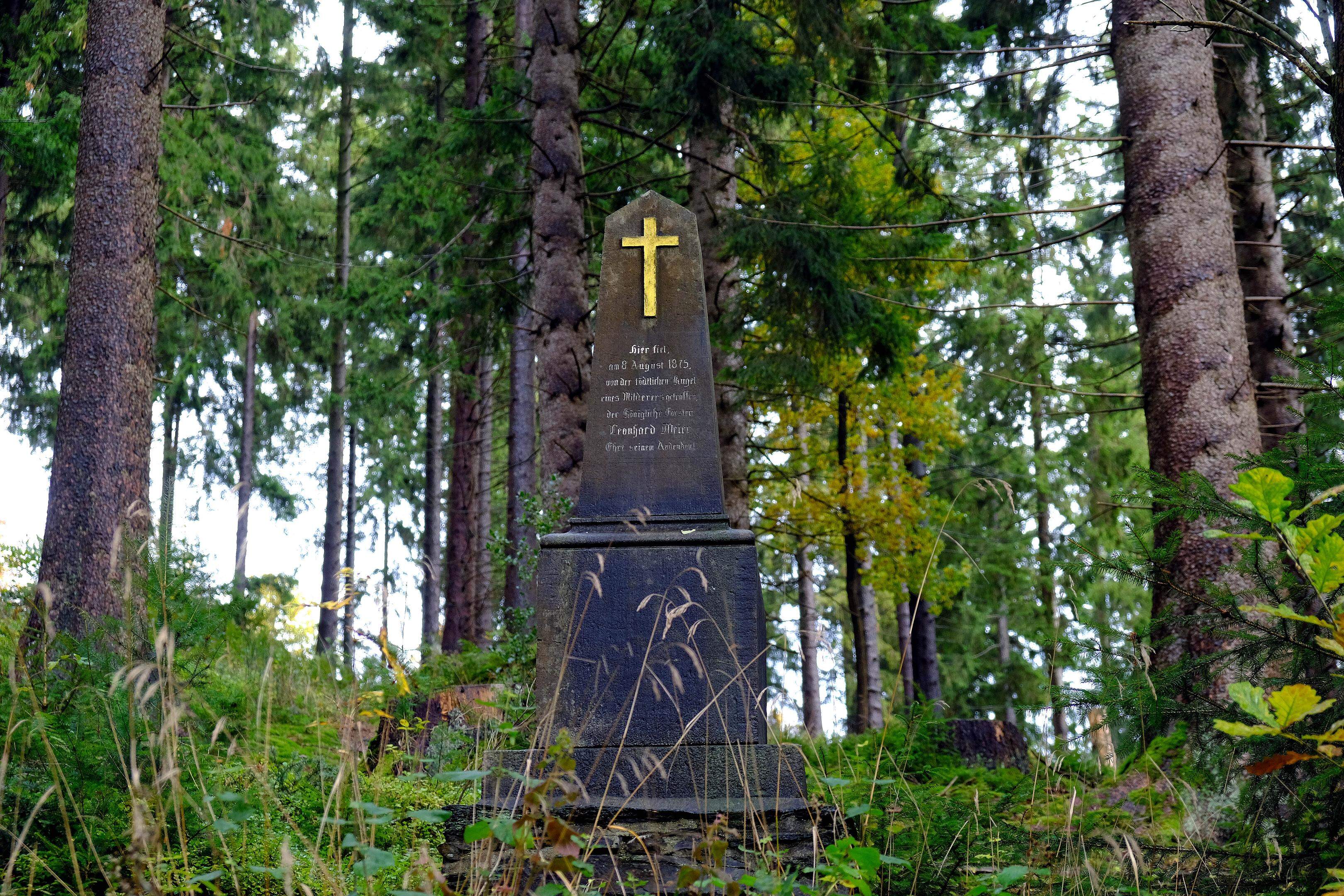 Im Wald zwischen Belgenbacher Mühle und Grünental steht das Meier-Kreuz. Das Denkmal erinnert an ein Jagddrama aus dem Jahr 1875, als die Kugel aus dem Gewehr eines Wilderers irrtümlich einen Förster tötete. 