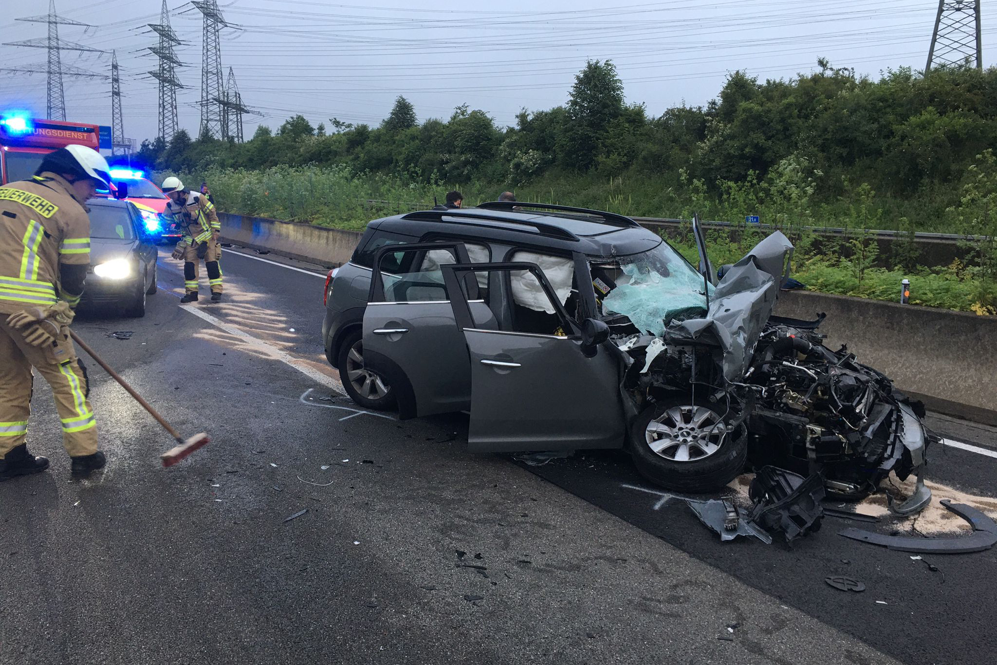 Bei einem Auffahrunfall auf der A4 wurden zwei Personen schwer- und eine Person leicht verletzt. 