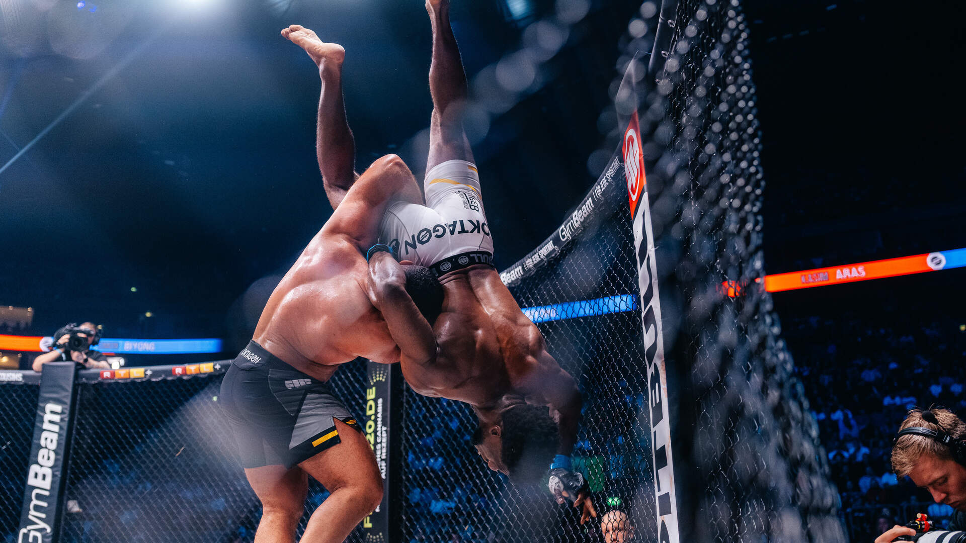 Oktagon-Event: MMA-Kämpfer Kasim Aras besiegt Simon Biyong | Aachener ...