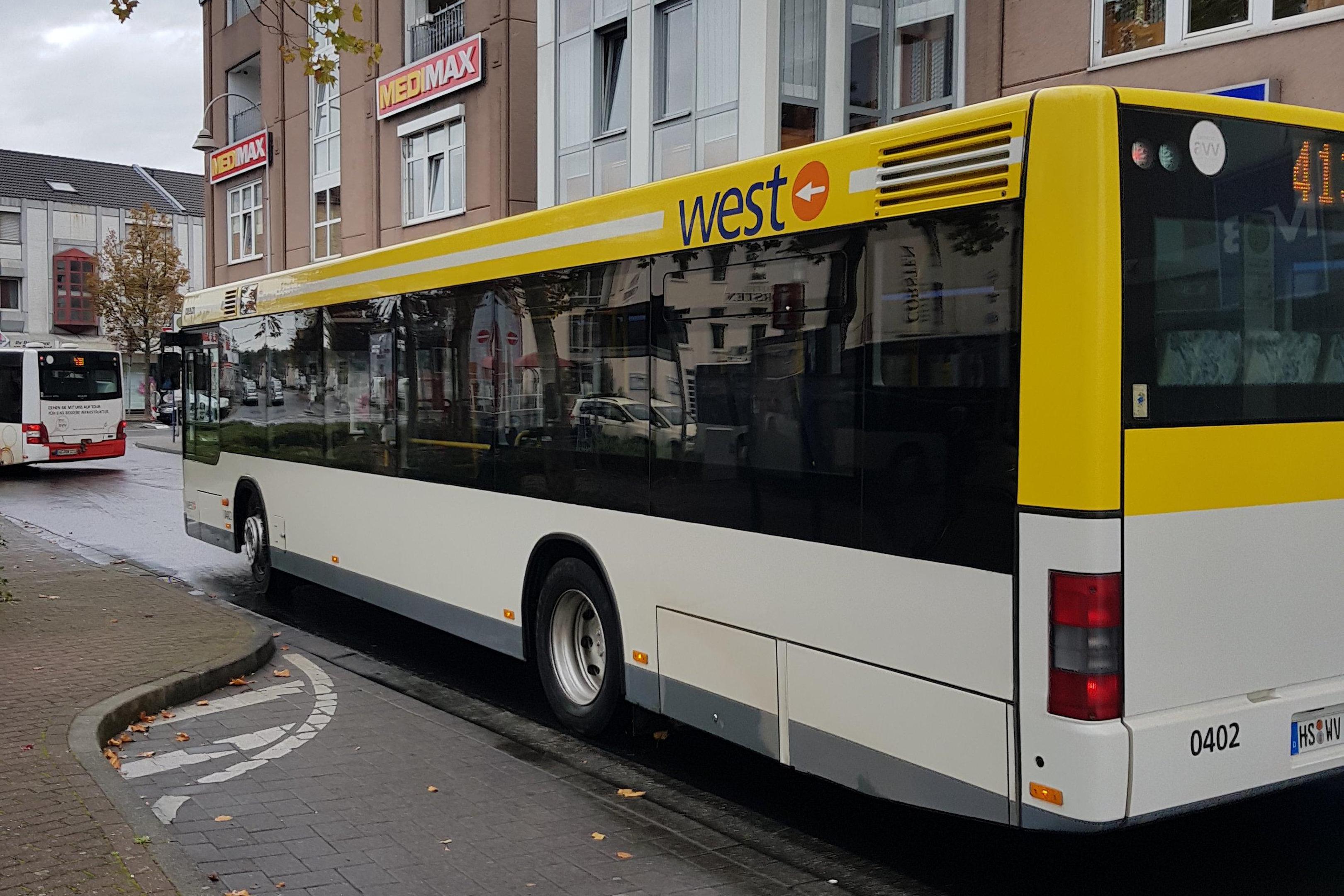 Viele Busse des Verkehrsbetriebs WestVerkehr stehen heute still, die Fahrer die Arbeit niederlegen.