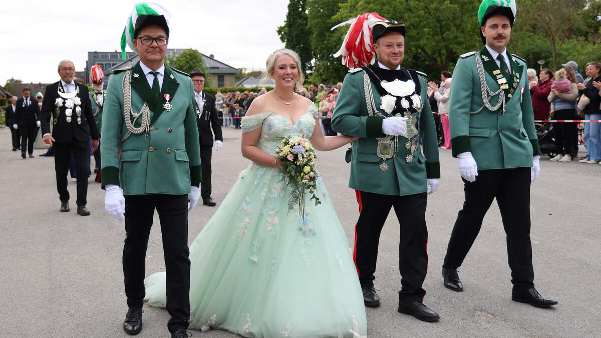 Kirchhovener Frühkirmes: Festzug mit Königspaar und vielen Majestäten ...