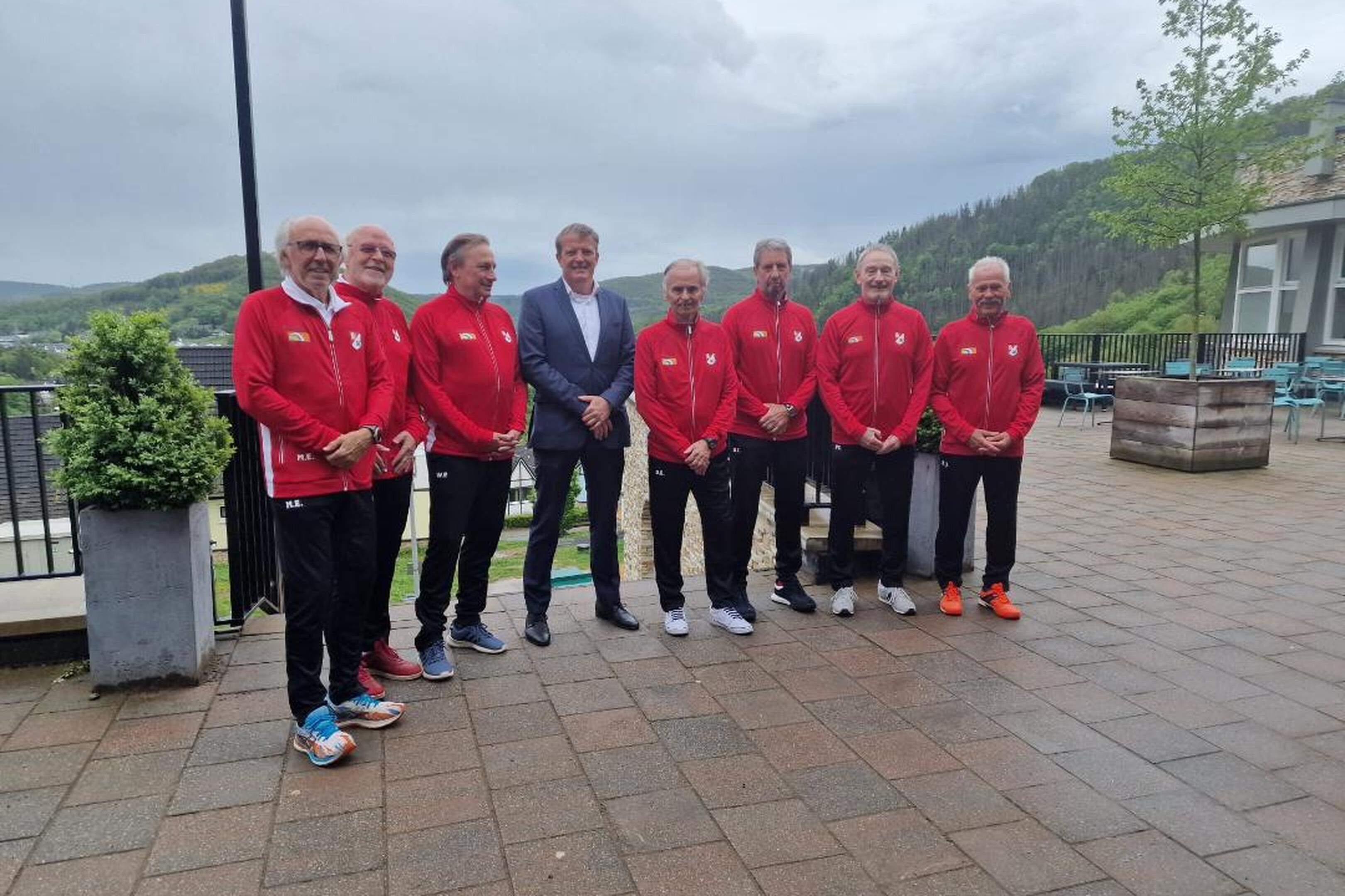 Versuchen im vierten Anlauf den Klassenerhalt in der Regionalliga zu schaffen: die Tennis-Herren-70-Mannschaft der Dürener Turnvereins.  