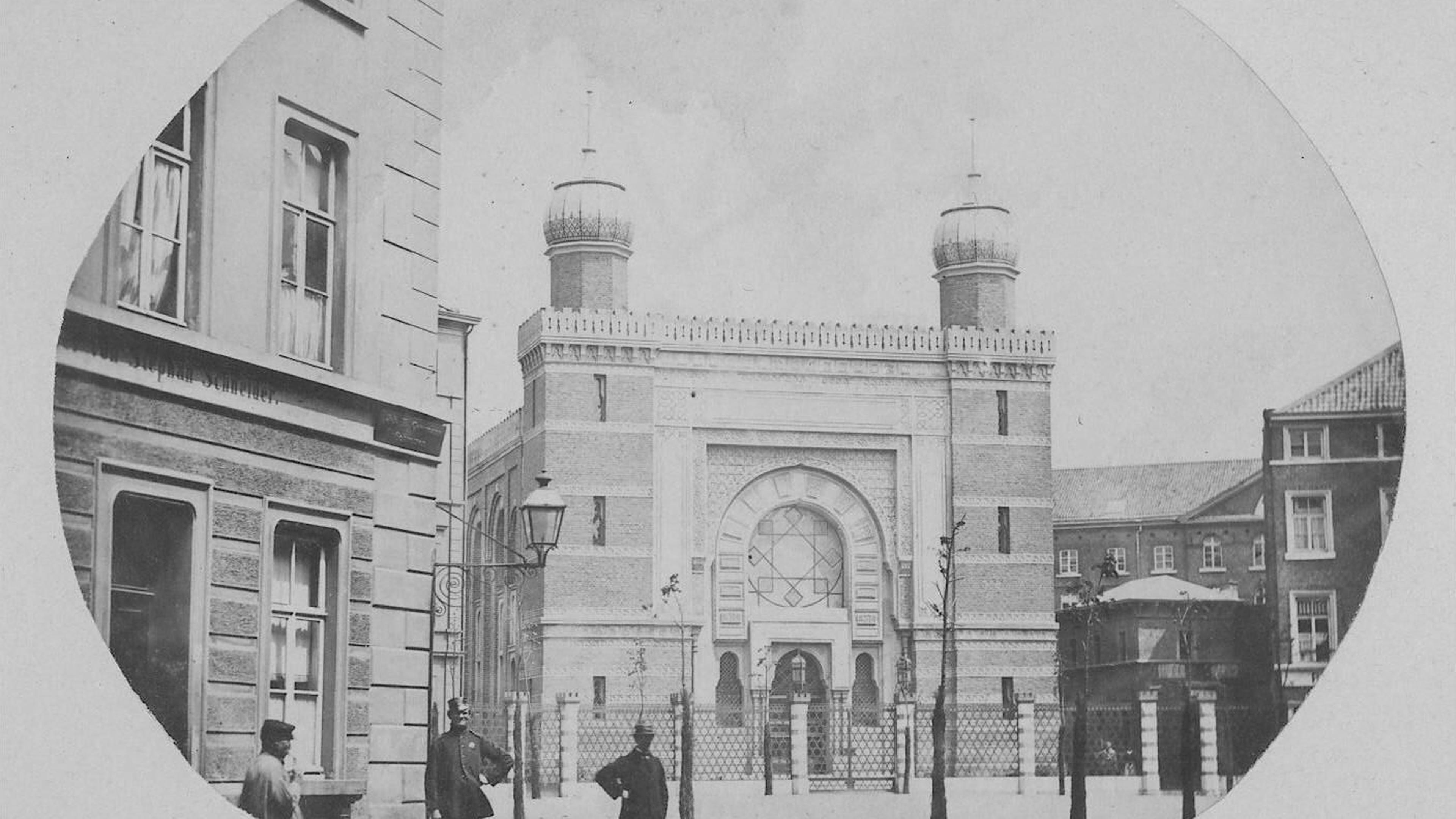 Das Archivale des Monats Mai 2024 zeigt zu Ehren der Karlspreisverleihung an Oberrabbiner Pinchas Goldschmidt ein Foto der 1862 eingeweihten Synagoge aus dem Jahr 1871. Der Fotograf ist unbekannt.