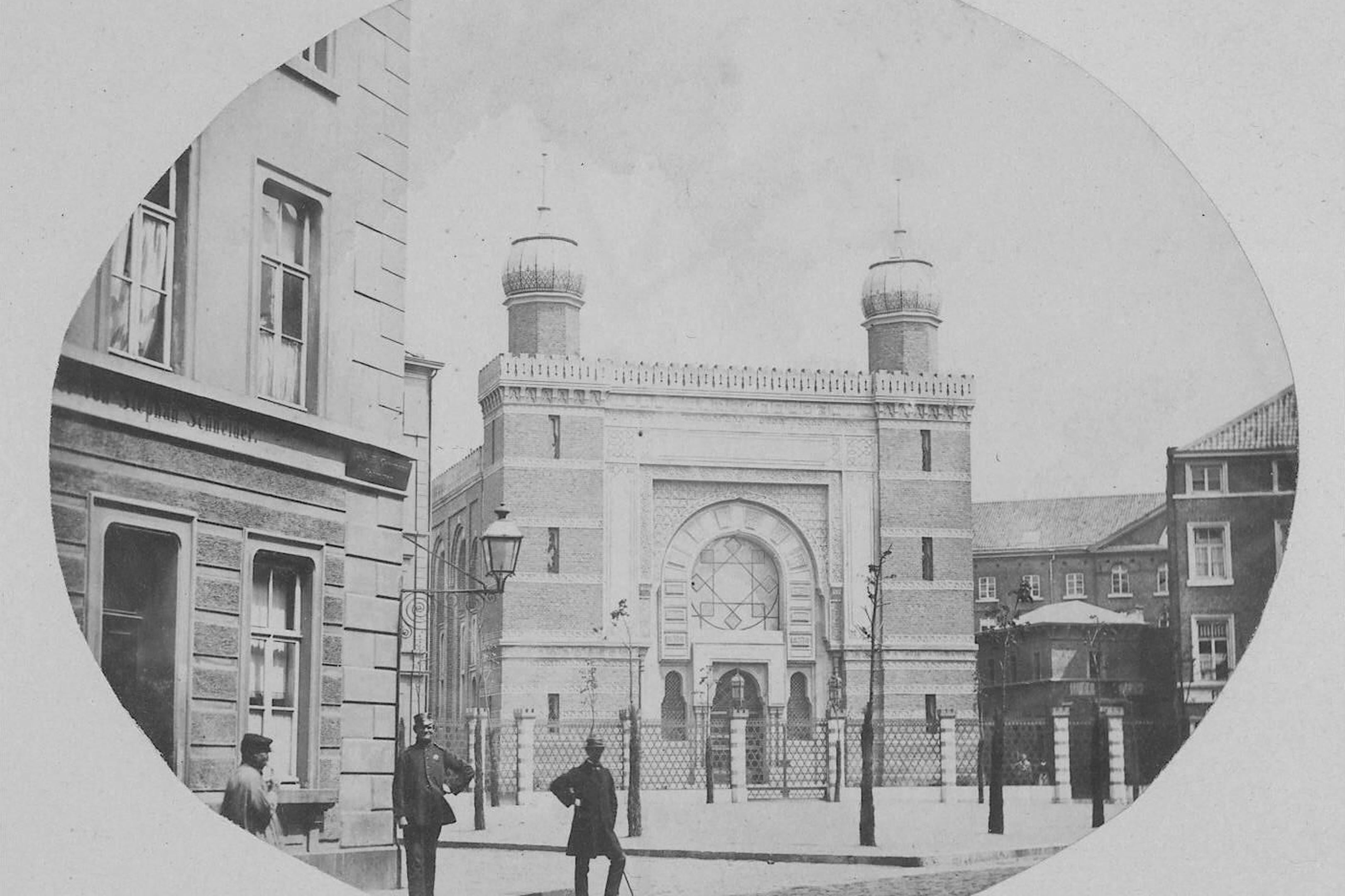 Das Archivale des Monats Mai 2024 zeigt zu Ehren der Karlspreisverleihung an Oberrabbiner Pinchas Goldschmidt ein Foto der 1862 eingeweihten Synagoge aus dem Jahr 1871. Der Fotograf ist unbekannt.