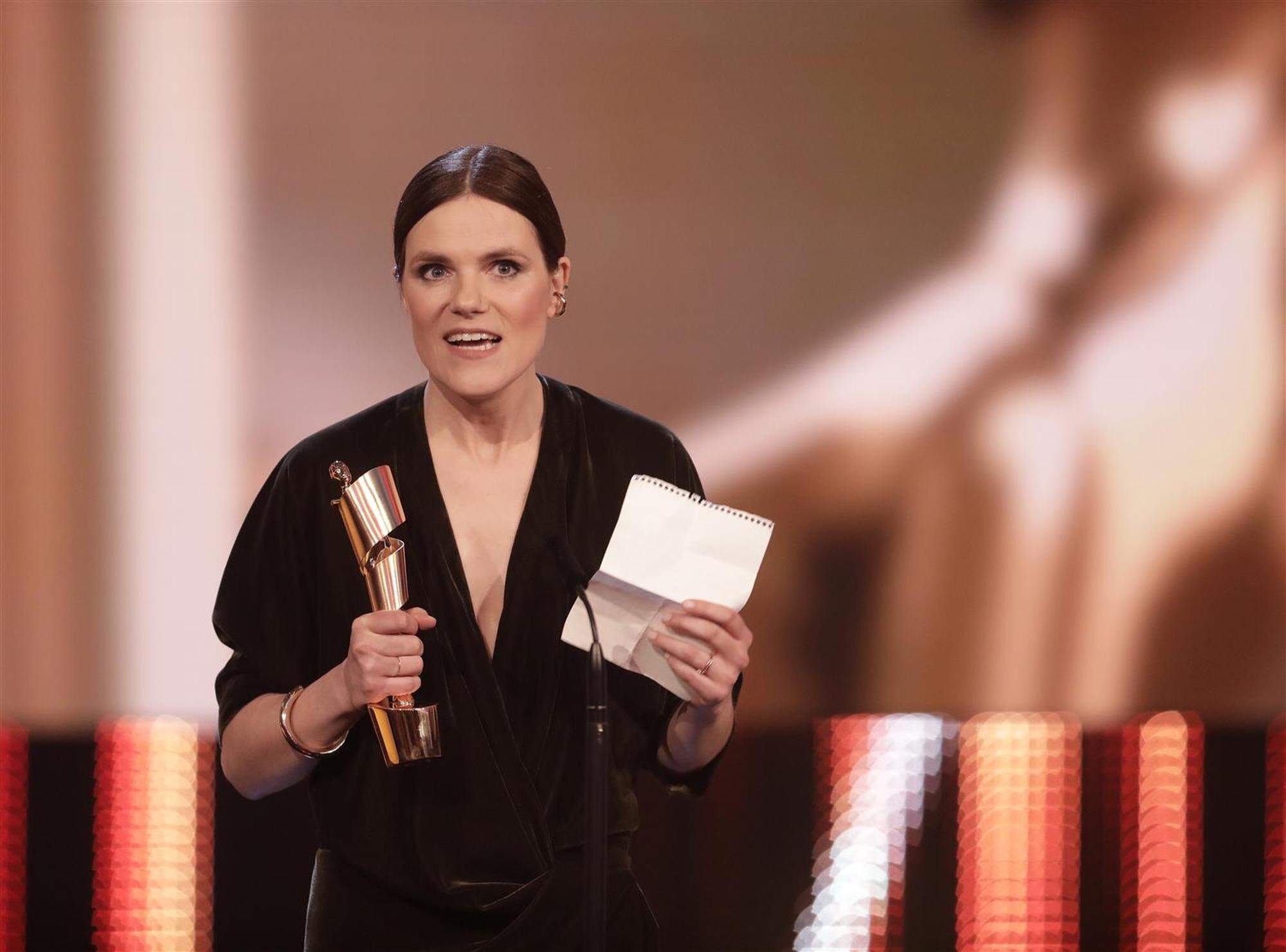 Mit Lola: Fritzi Haberlandt bei der Verleihung des Deutschen Filmpreises Ende April mit ihrer Auszeichnung in der Kategorie „Beste Nebenrolle“ für „Nebel im August“.