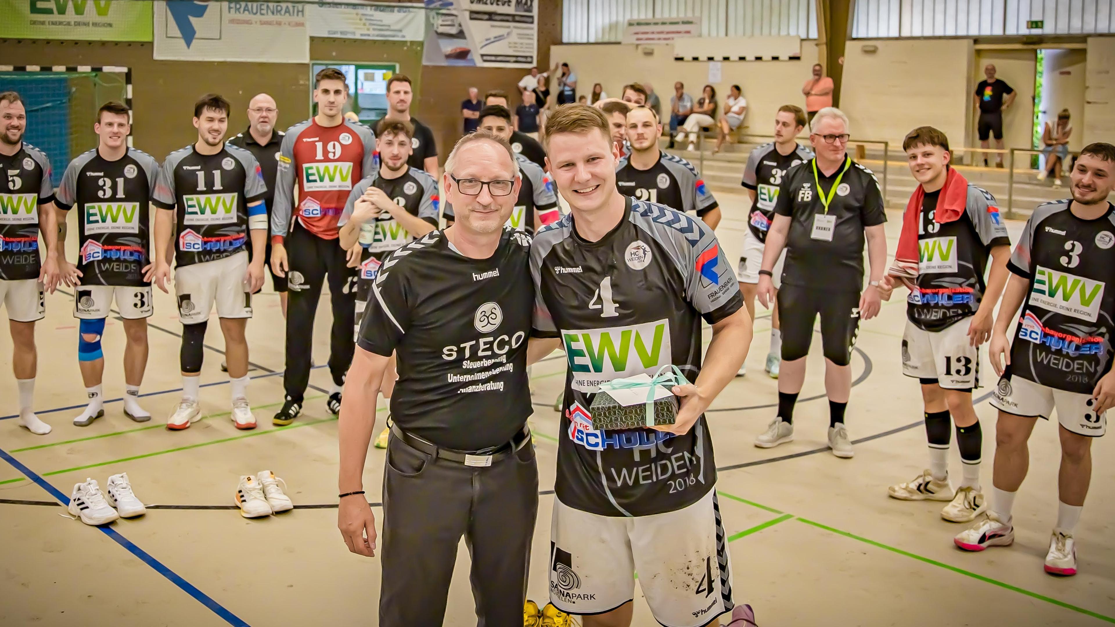 Wird im Finale als „Man of the match“ ausgezeichnet: Weidens Torjäger Sven Xhonneux (vorne rechts).