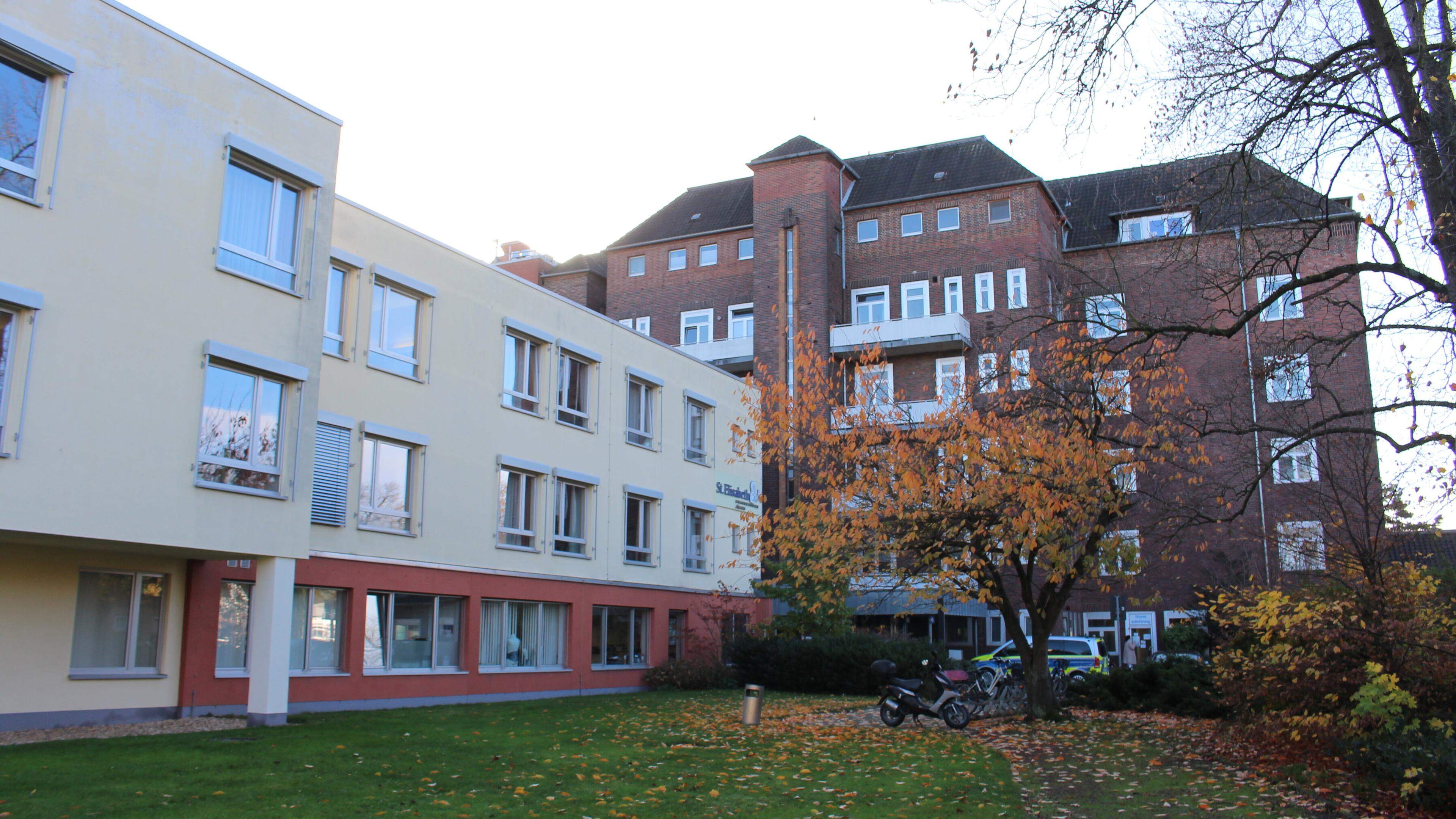 32 Millionen Euro betrug das Defizit der beiden Krankenhäuser in Linnich und Jülich im Jahr 2022. Mit dem Insolvenzverfahren startete die Stadt Jülich als neuer Träger des verbliebenen Jülicher Krankenhauses zum 1. Juli 2023 wieder bei Null.