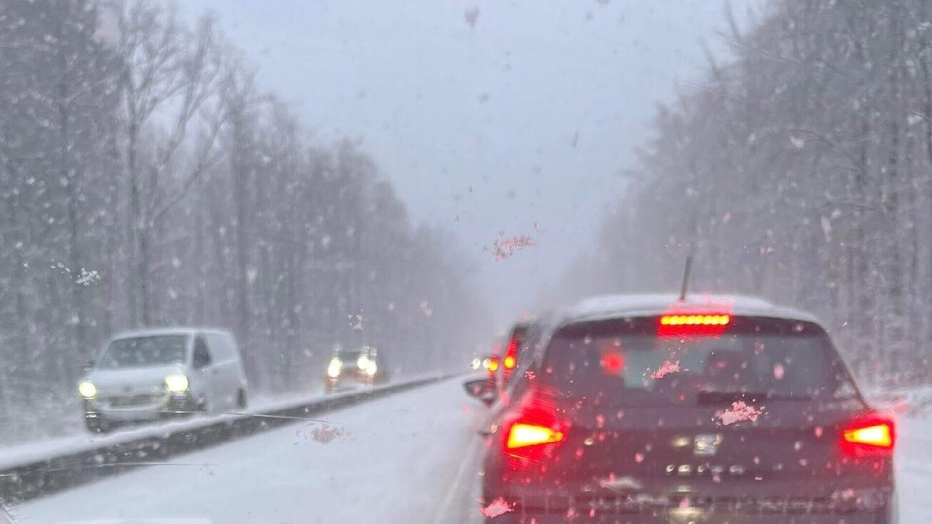 Schneefall und Glätte auf der B258: Lkw blockieren Verkehr, Busse ...