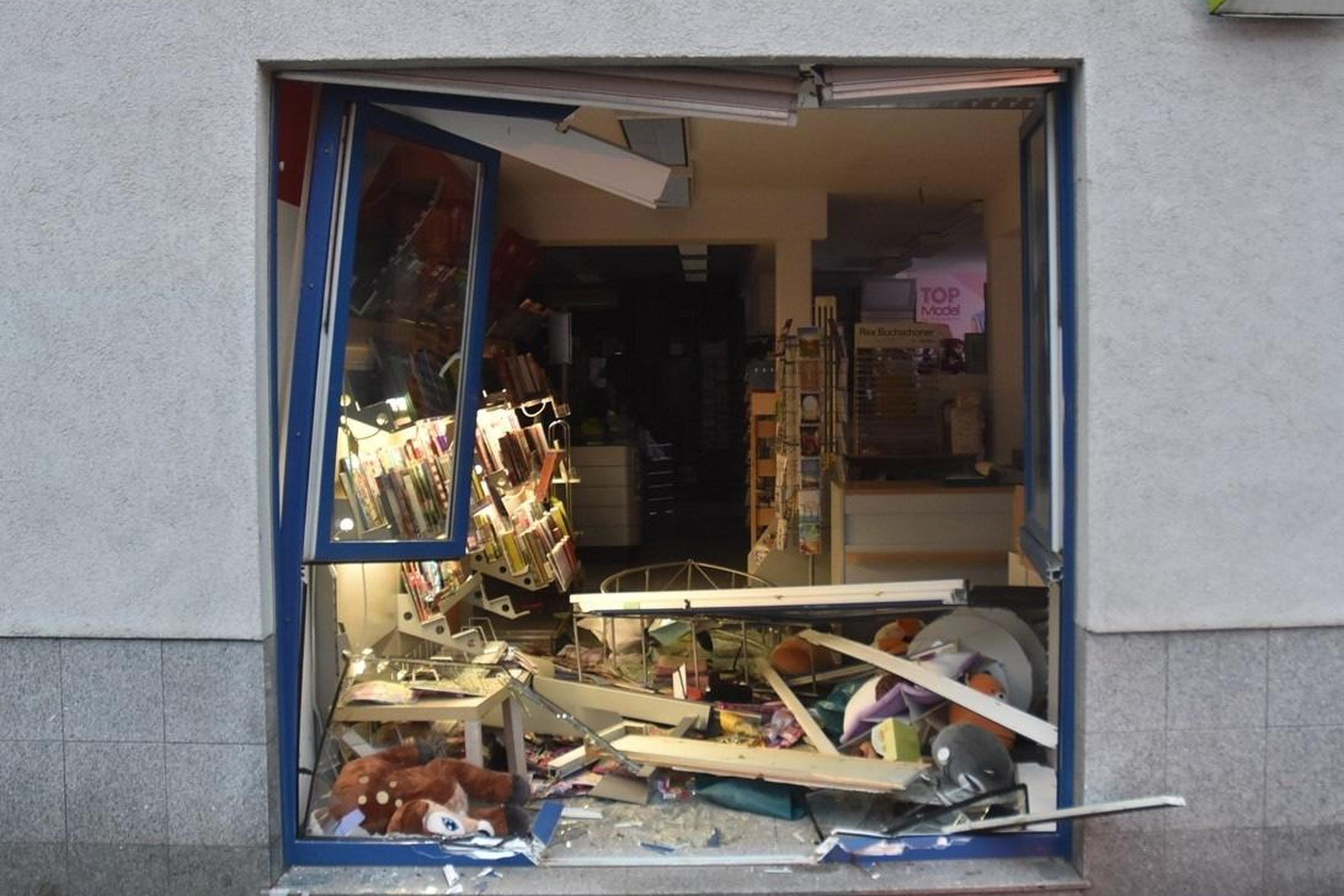 Die zerstörte Front des Schreibwarenladen: die Polizei spricht von einem „Blitzüberfall“.
