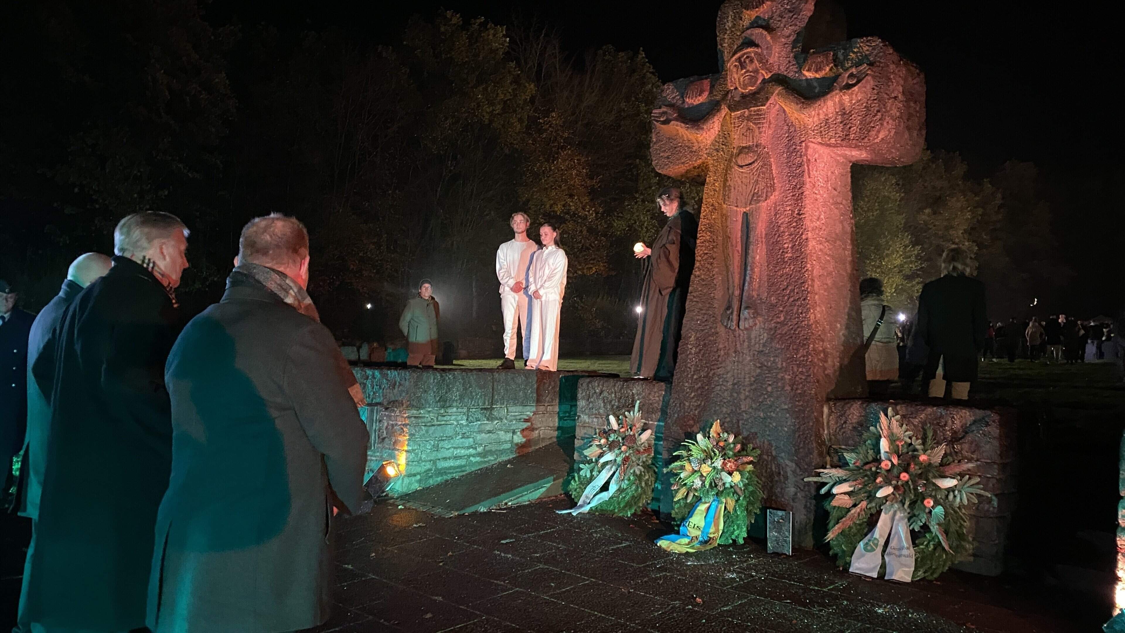 Eingebettet in „Facing Peace“ war die traditionelle Kranzniederlegung des Kreises Düren anlässlich des Volkstrauertages.