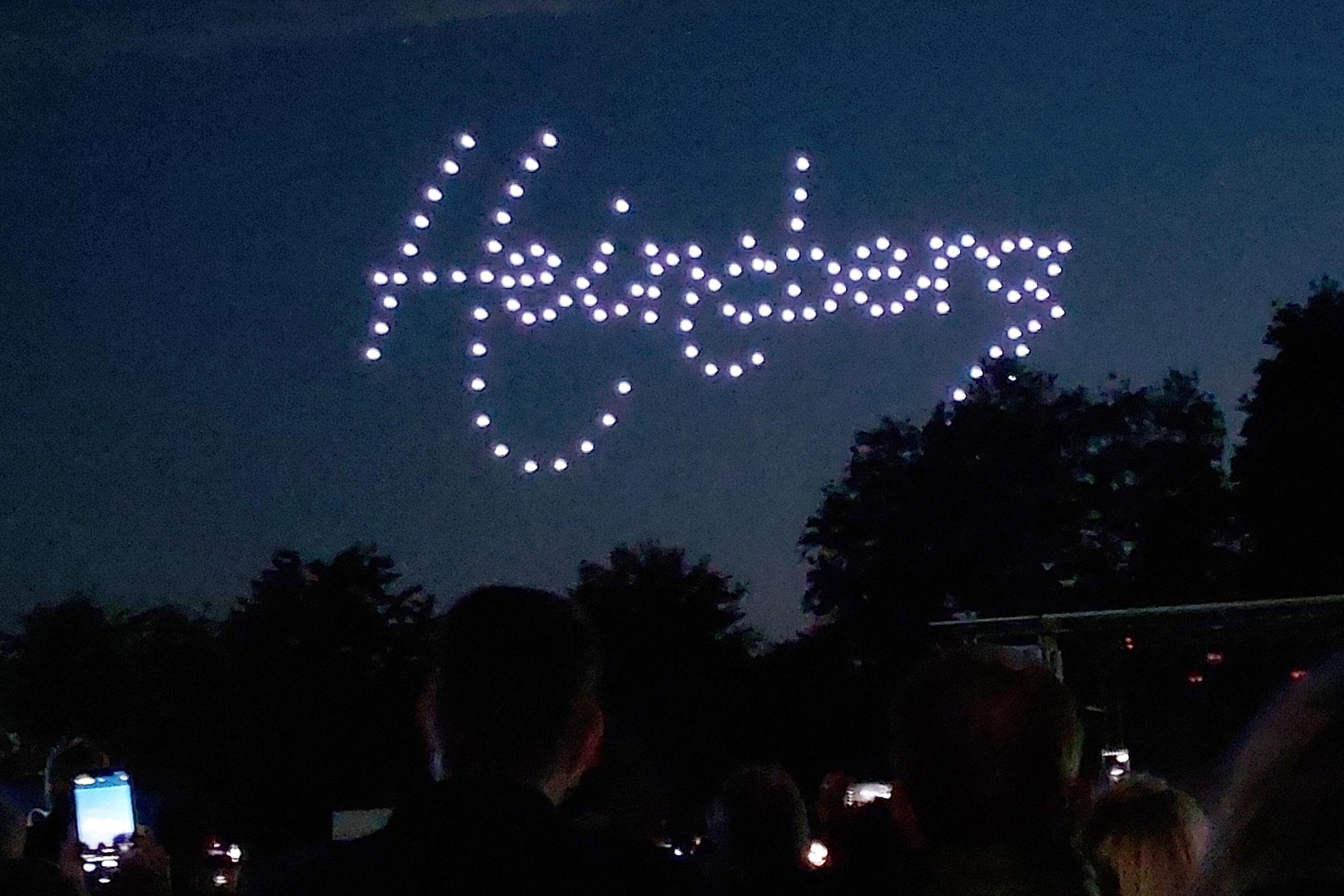 Fein säuberlich in Schreibschrift schrieben die Drohnen bei der Lichtshow in Heinsberg sogar den Namen der Stadt in den Nachthimmel. Insgesamt waren 120 der kleinen, beleuchteten Flugobjekte im Nachthimmel unterwegs.