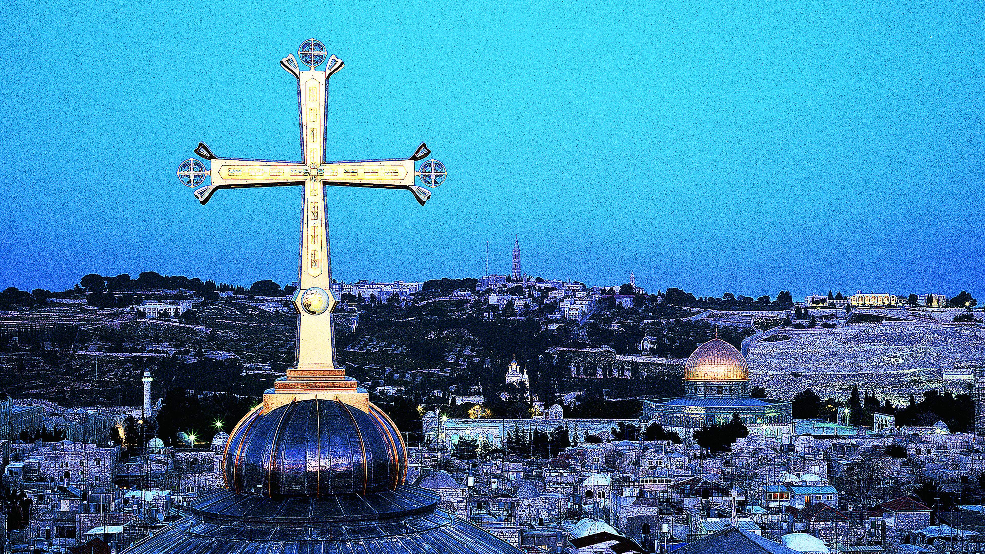 Abenddämmerung in Jerusalem: Das Lichtkreuz bestimmt die Kulisse. Vor genau 25 Jahren hat es der Aachener Schmied Michael Hammers errichtet.