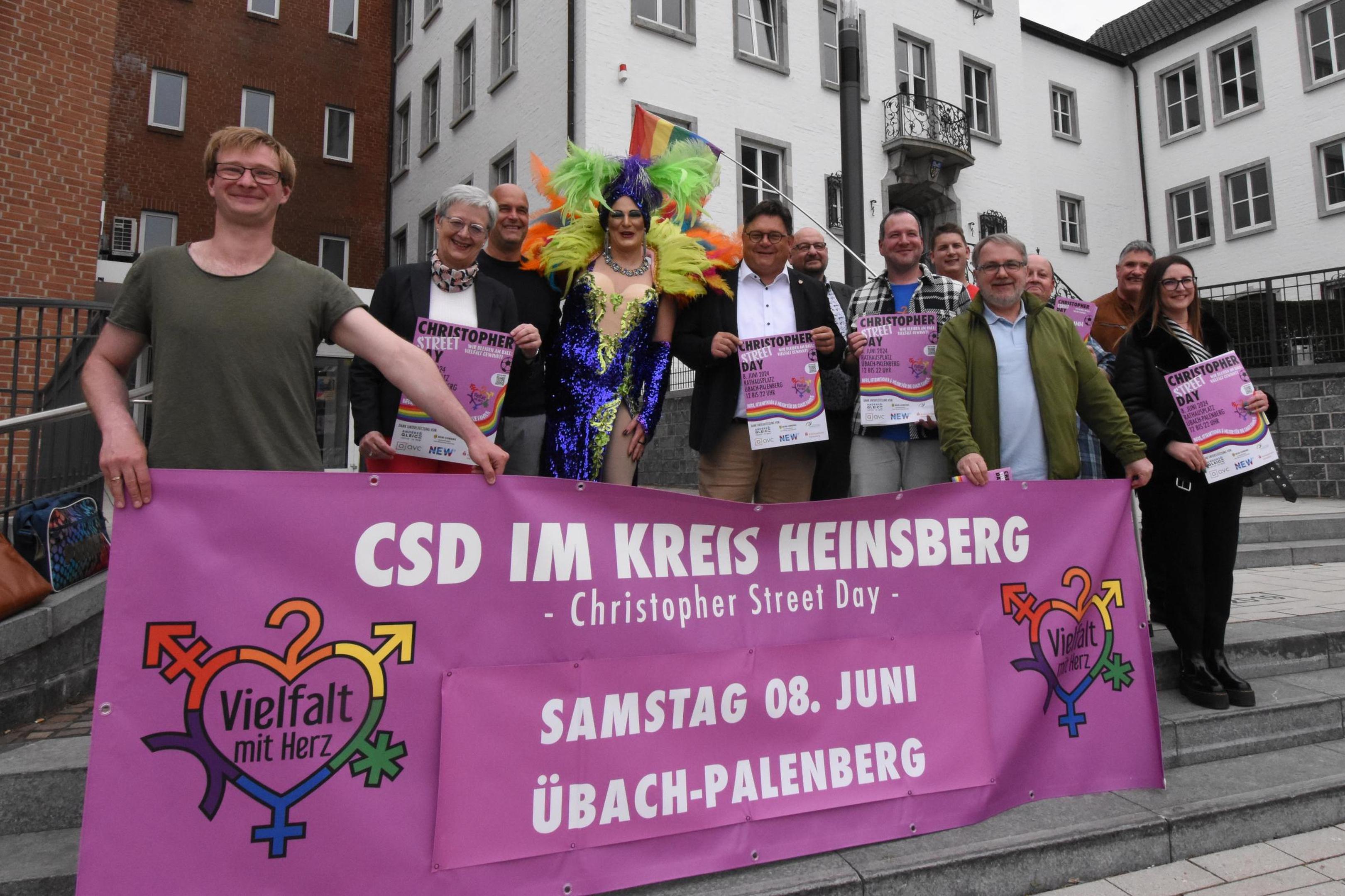 Der dritte Christopher Street Day des Vereins „Vielfalt mit Herz im Kreis Heinsberg“ wird am 8. Juni in Übach-Palenberg stattfinden. Veranstalter, Sponsoren und Gastgeber stellten das Programm vor. 
