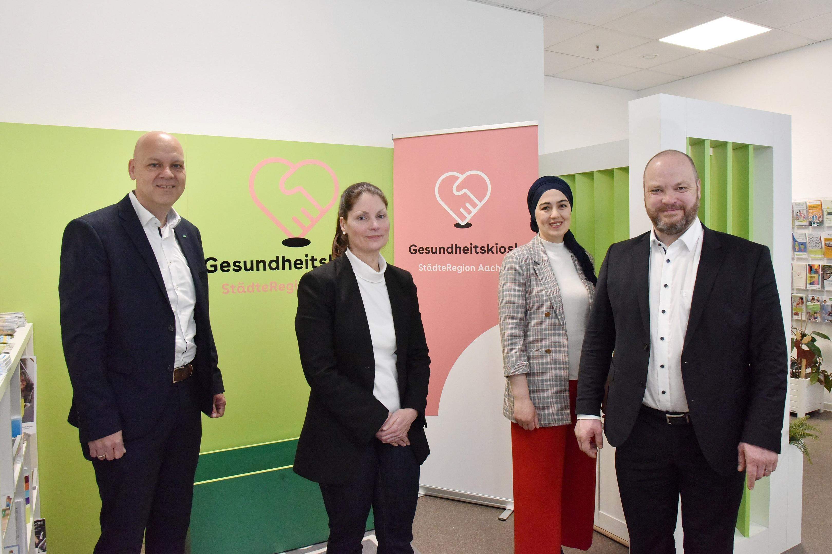 Eröffneten den NRW-weit ersten Gesundheitskiosk in Aachen im April 2022: Heiko Jansen (AOK, von links), Andrea Klebingat, Elif Tunay-Cot und Gesundheitsdezernent Michael Ziemons.